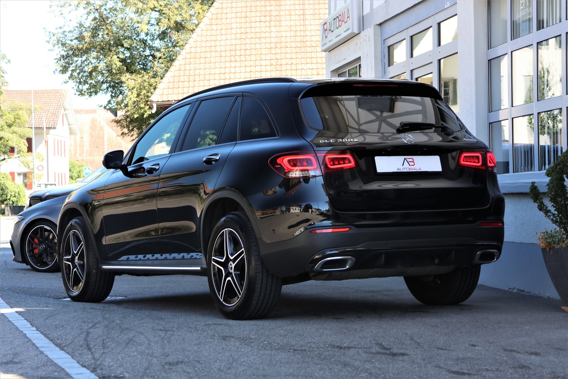 MERCEDES-BENZ GLC 300 e AMG Line 4Matic 9G-Tronic (CH) + 2.0T AHK-image-2