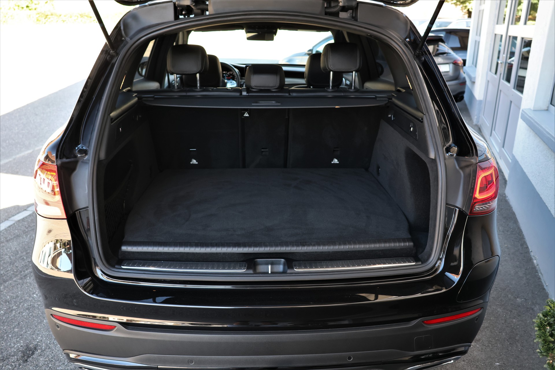MERCEDES-BENZ GLC 300 e AMG Line 4Matic 9G-Tronic (CH) + 2.0T AHK-image-17