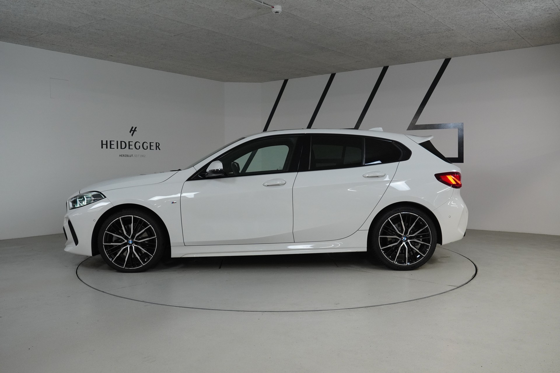 BMW 120d xDrive Steptronic Pure M Sport-image-3