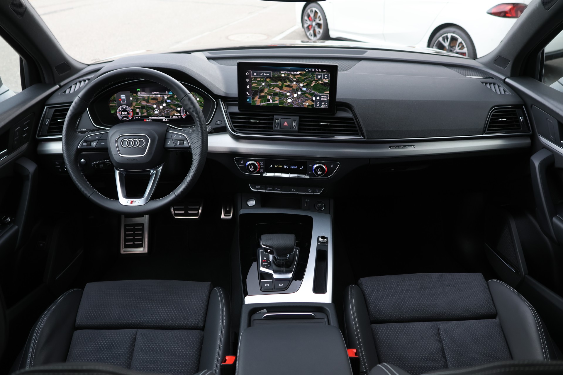 AUDI Q5 40 TDI S-line quattro S-tronic *BlackStyle* + 2.4T AHK-image-15