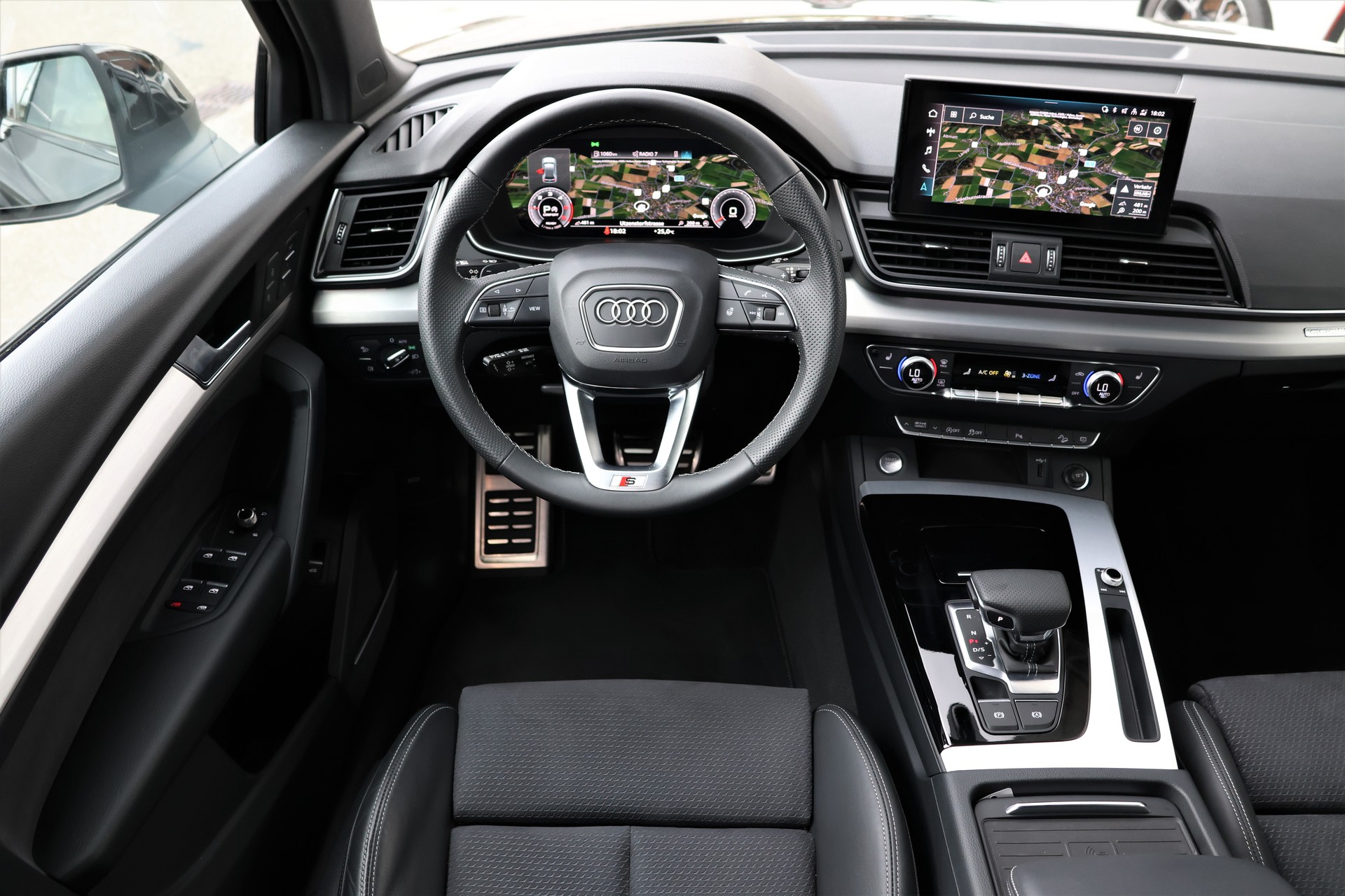 AUDI Q5 40 TDI S-line quattro S-tronic *BlackStyle* + 2.4T AHK-image-13
