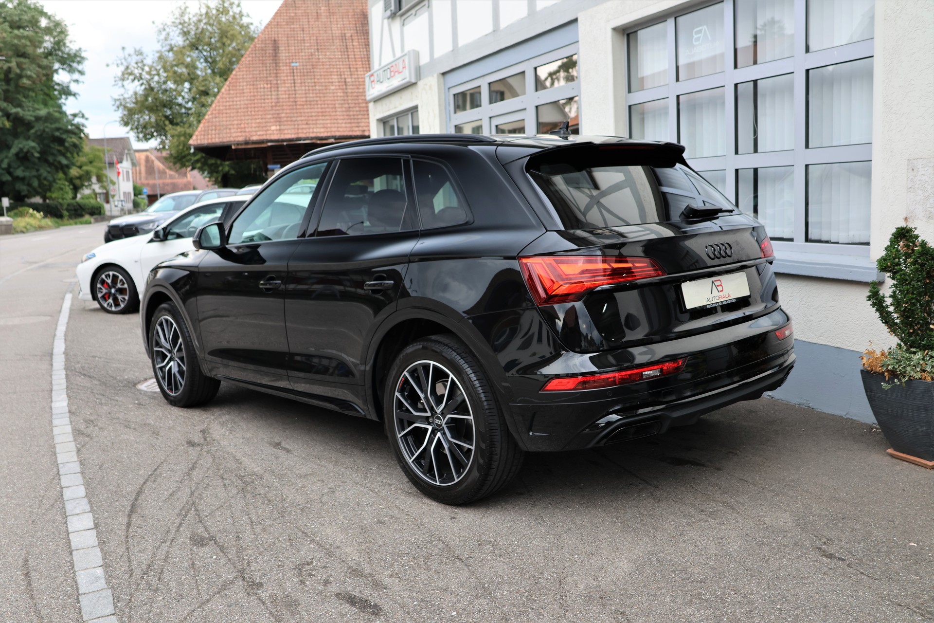 AUDI Q5 40 TDI S-line quattro S-tronic *BlackStyle* + 2.4T AHK-image-6