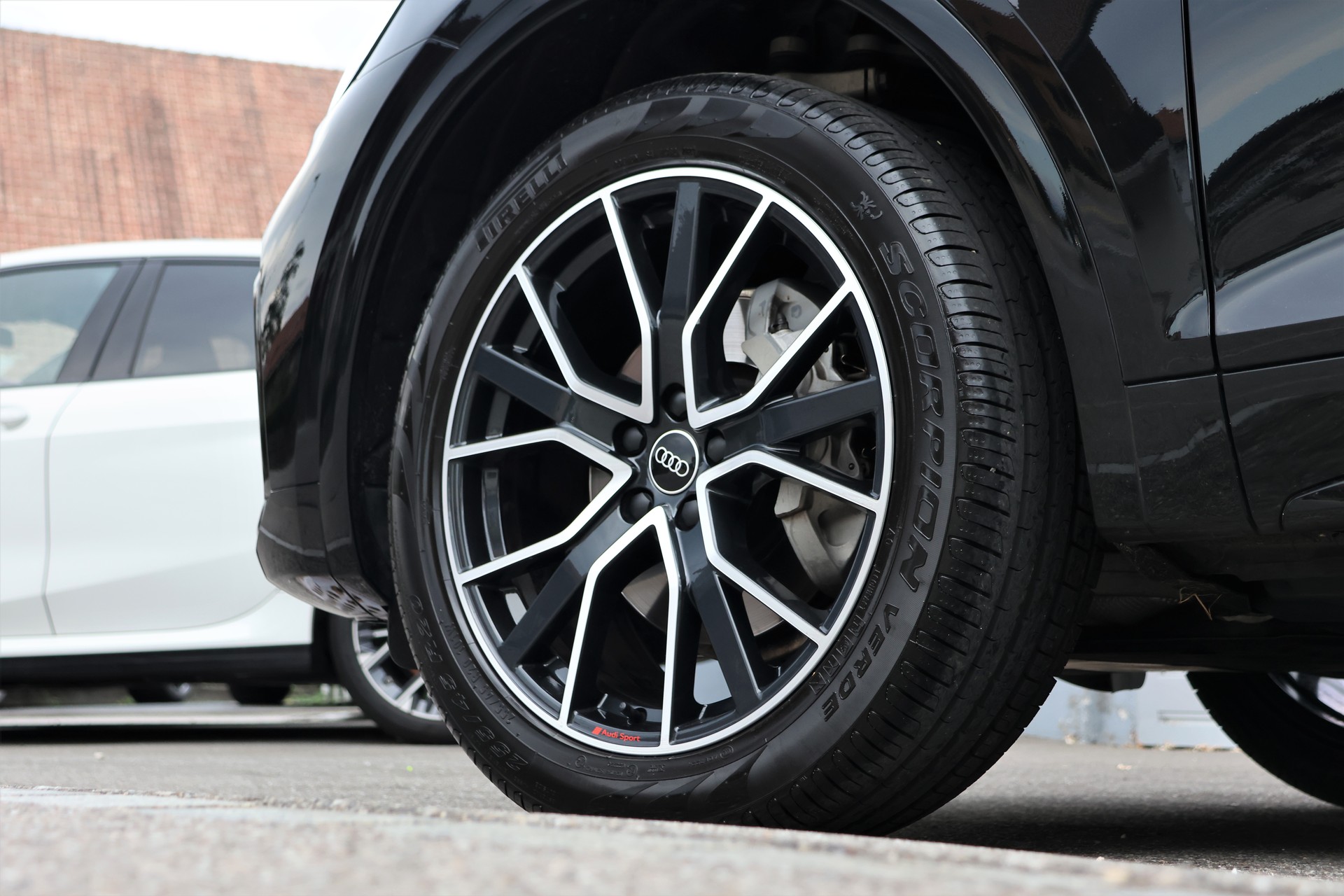 AUDI Q5 40 TDI S-line quattro S-tronic *BlackStyle* + 2.4T AHK-image-7