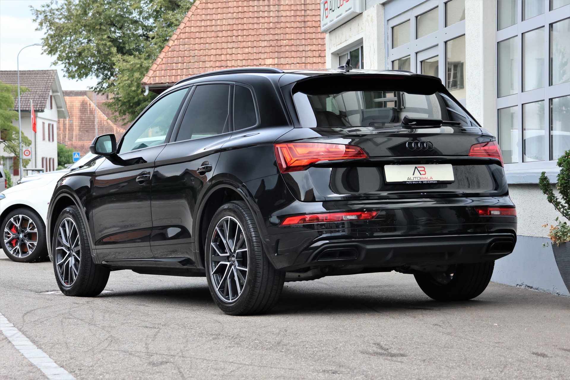AUDI Q5 40 TDI S-line quattro S-tronic *BlackStyle* + 2.4T AHK-showroom-element-2