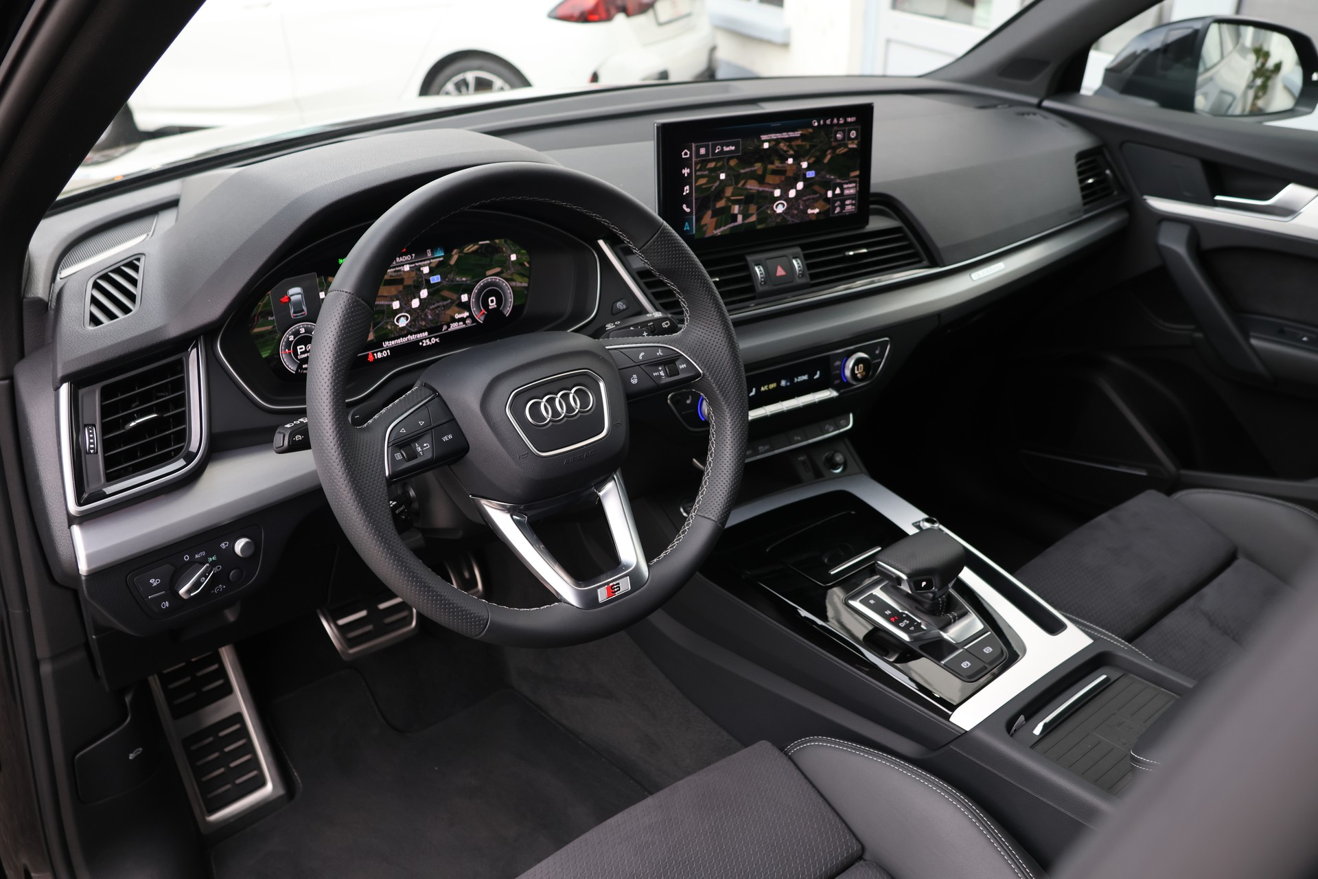 AUDI Q5 40 TDI S-line quattro S-tronic *BlackStyle* + 2.4T AHK-image-9