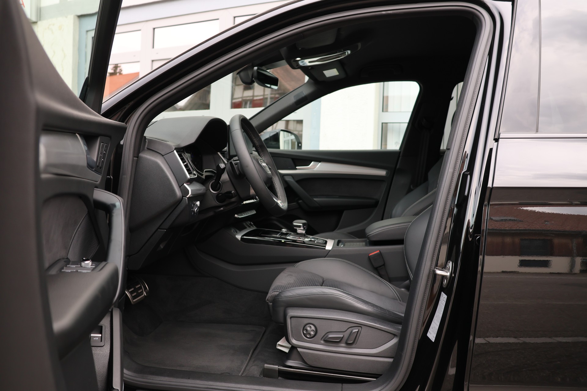 AUDI Q5 40 TDI S-line quattro S-tronic *BlackStyle* + 2.4T AHK-image-8