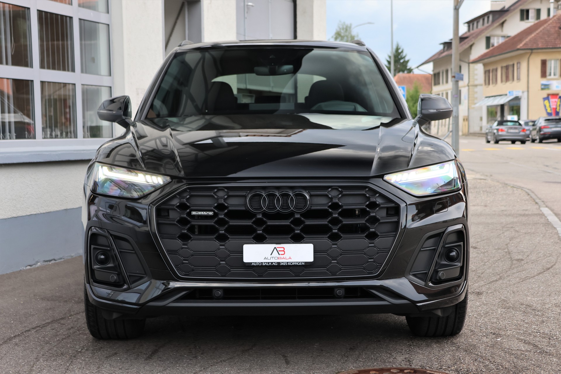 AUDI Q5 40 TDI S-line quattro S-tronic *BlackStyle* + 2.4T AHK-showroom-element-1