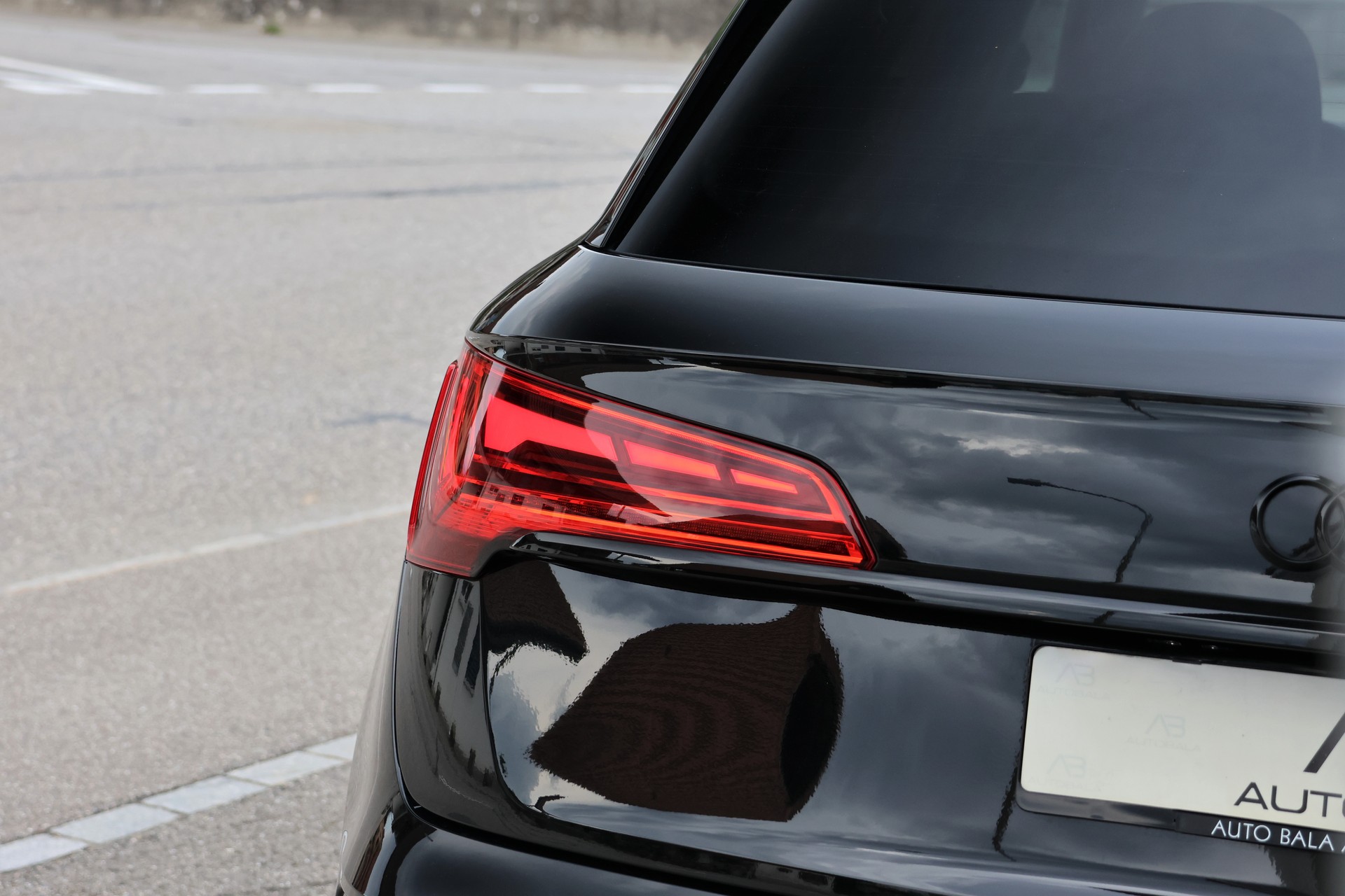 AUDI Q5 40 TDI S-line quattro S-tronic *BlackStyle* + 2.4T AHK-image-5
