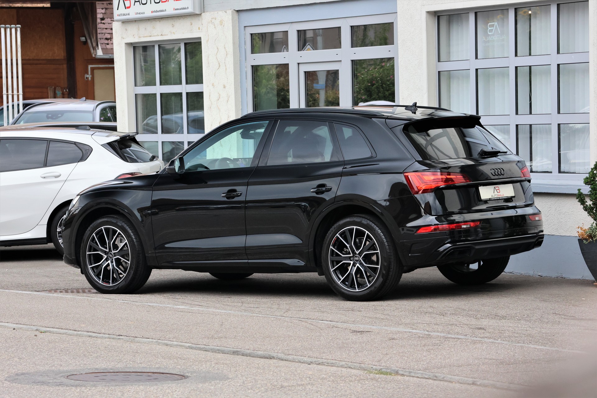 AUDI Q5 40 TDI S-line quattro S-tronic *BlackStyle* + 2.4T AHK-image-4