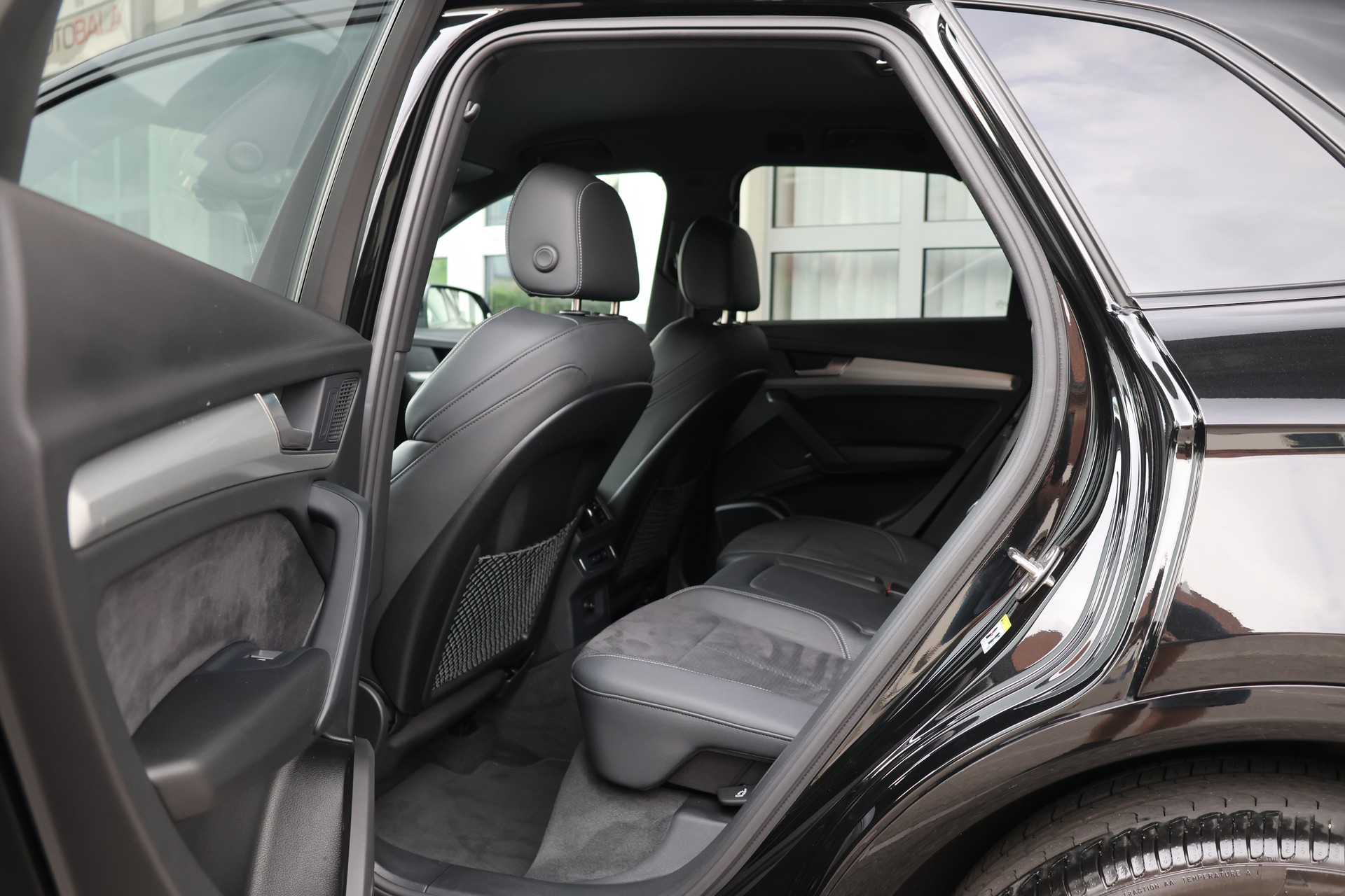 AUDI Q5 40 TDI S-line quattro S-tronic *BlackStyle* + 2.4T AHK-image-12