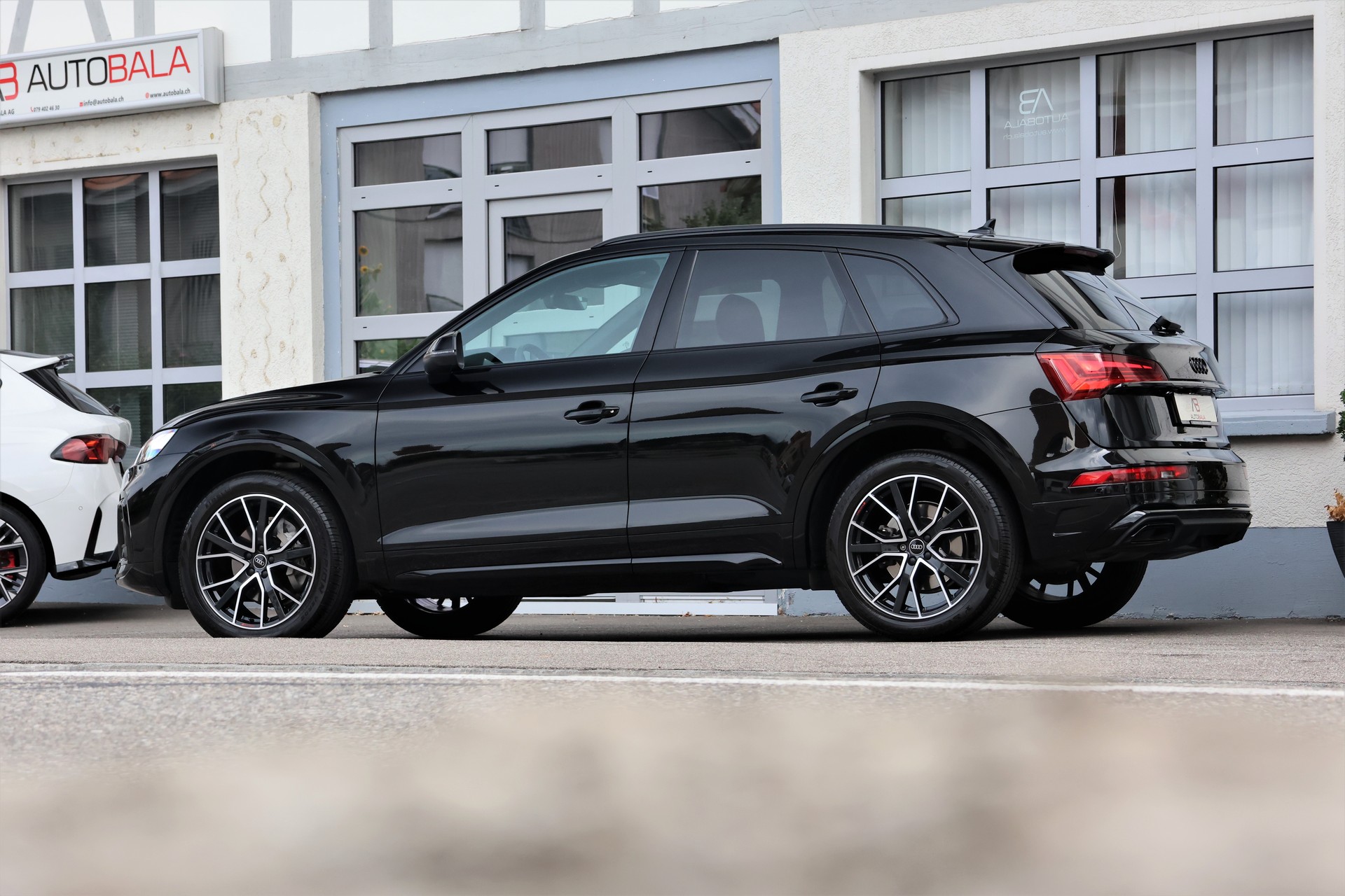 AUDI Q5 40 TDI S-line quattro S-tronic *BlackStyle* + 2.4T AHK-showroom-element-3