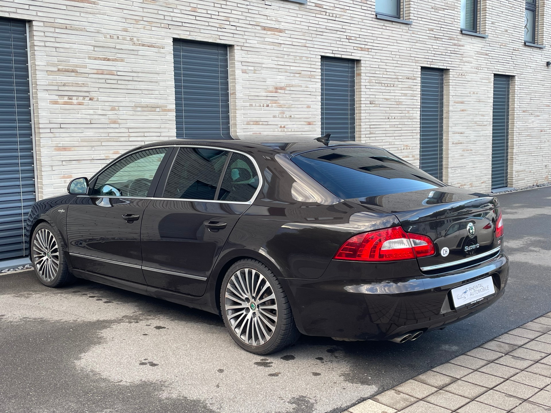 SKODA Superb 2.0 TDi Laurin & Klement-image-11