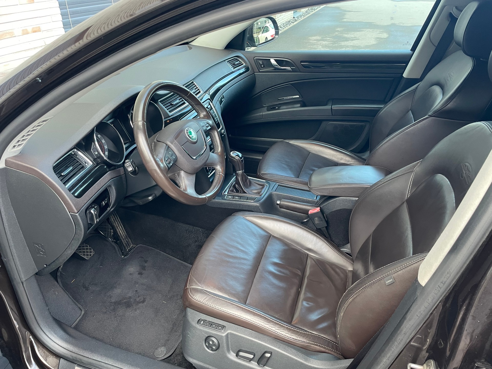 SKODA Superb 2.0 TDi Laurin & Klement-image-12