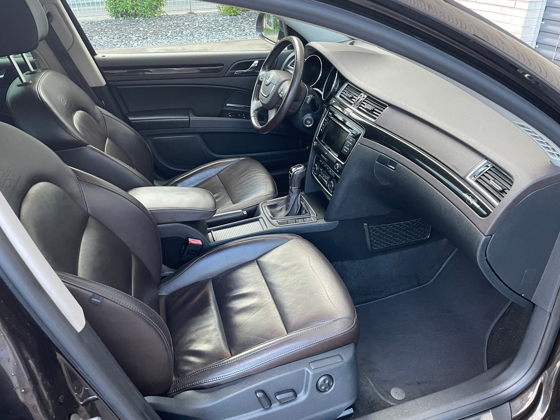 SKODA Superb 2.0 TDi Laurin & Klement-image-13