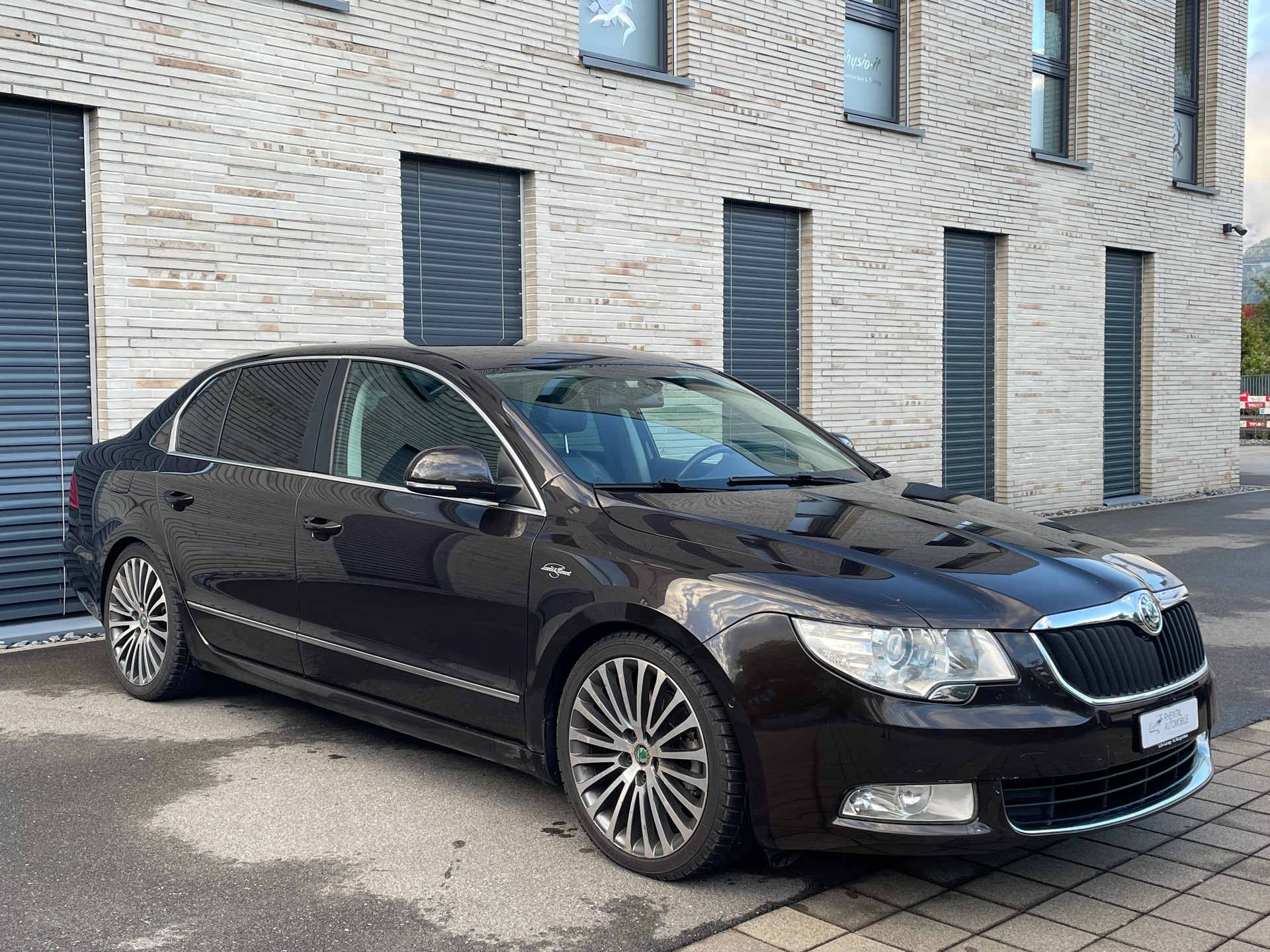SKODA Superb 2.0 TDi Laurin & Klement-image-5