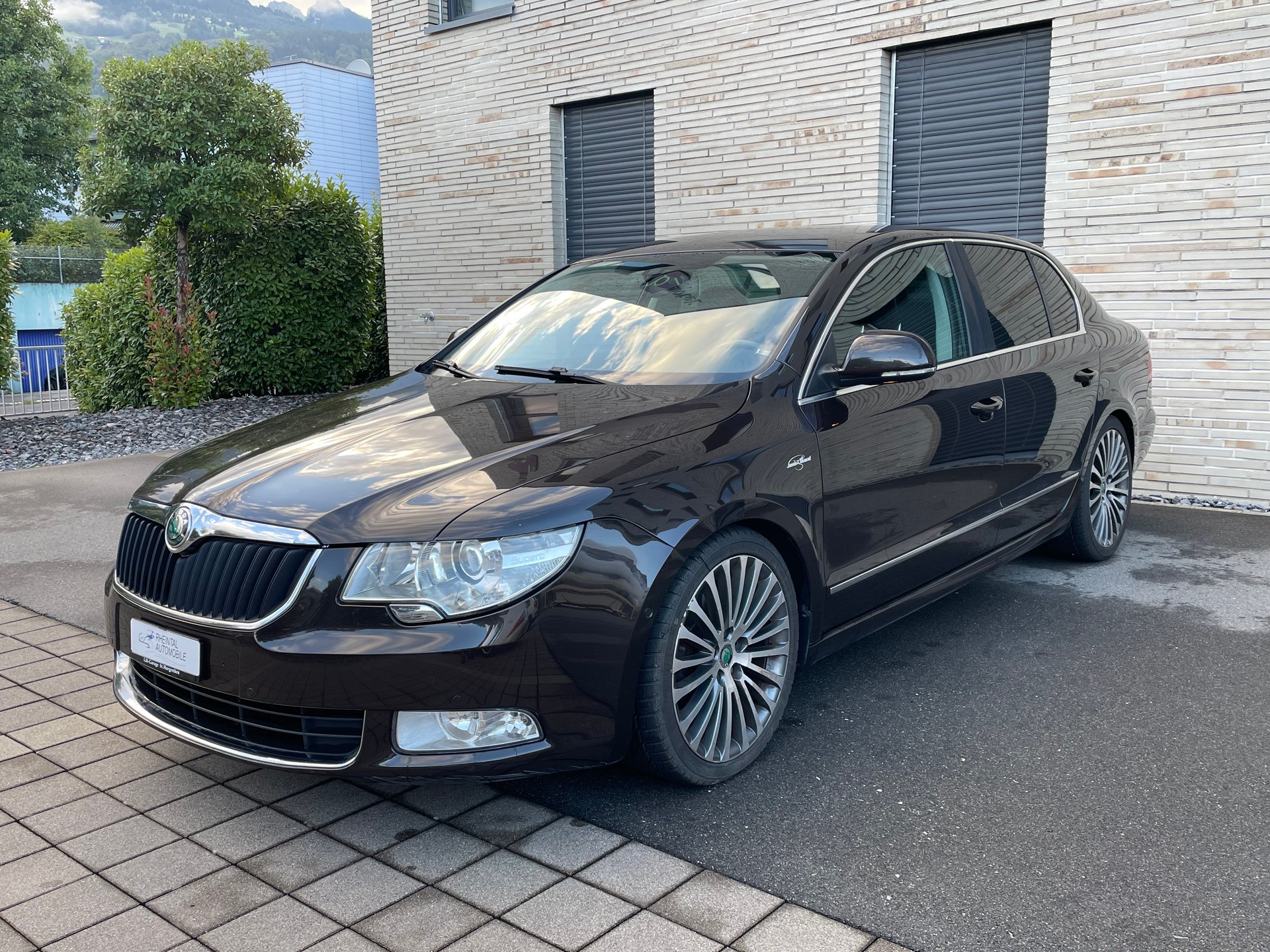SKODA Superb 2.0 TDi Laurin & Klement-image-1