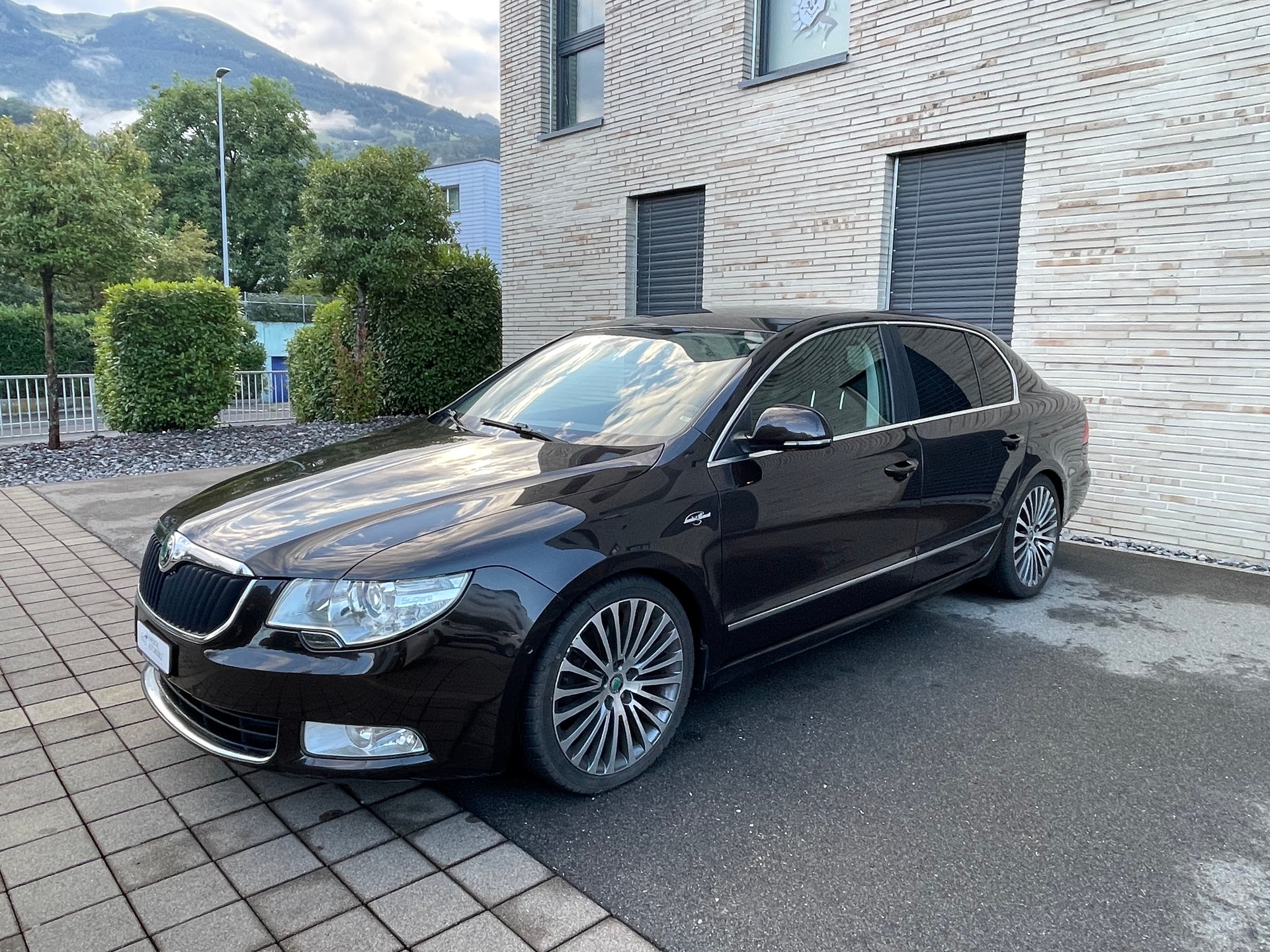 SKODA Superb 2.0 TDi Laurin & Klement-image-2