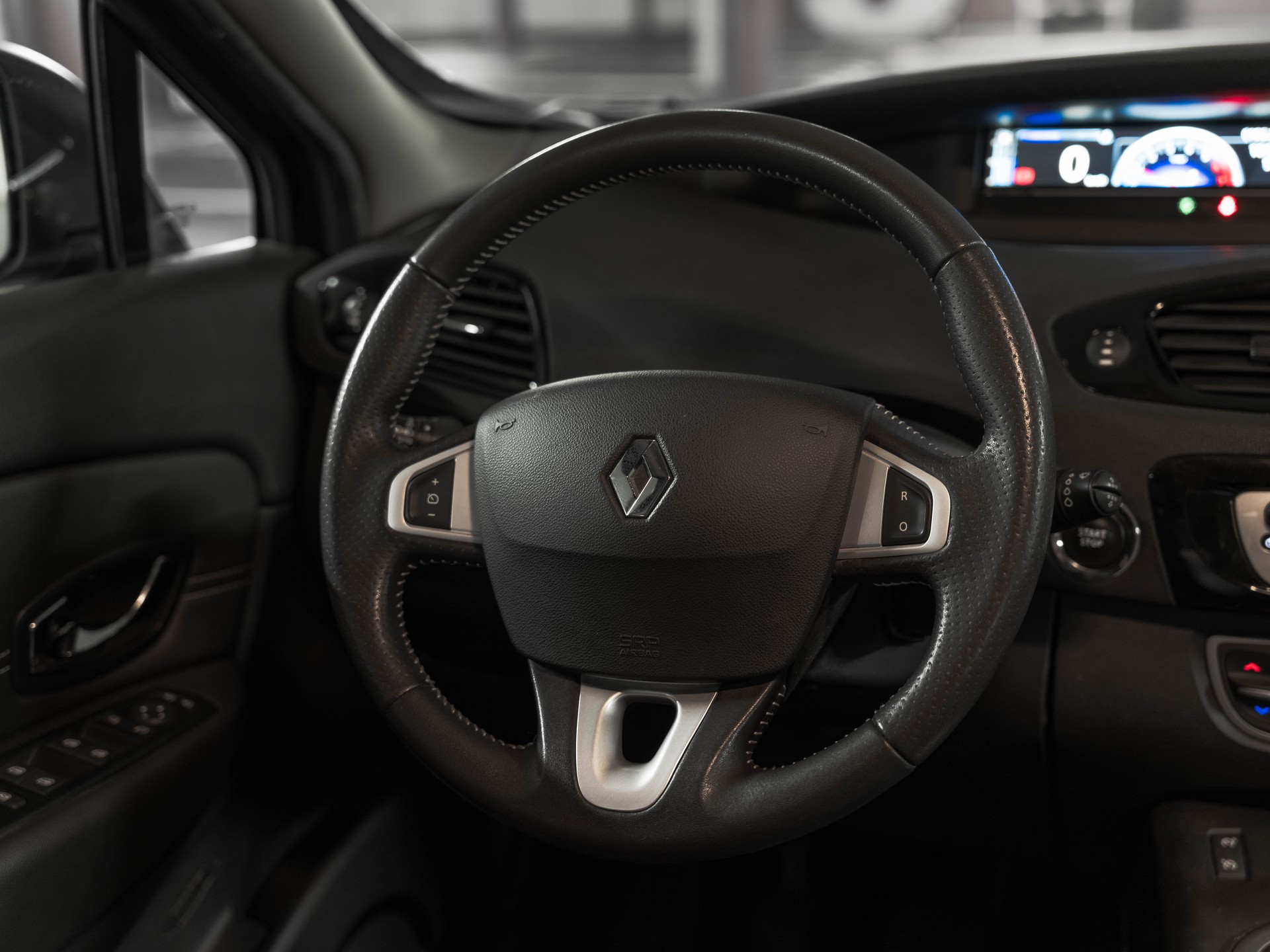 RENAULT Scénic 1.4 16V Turbo Bose-image-15