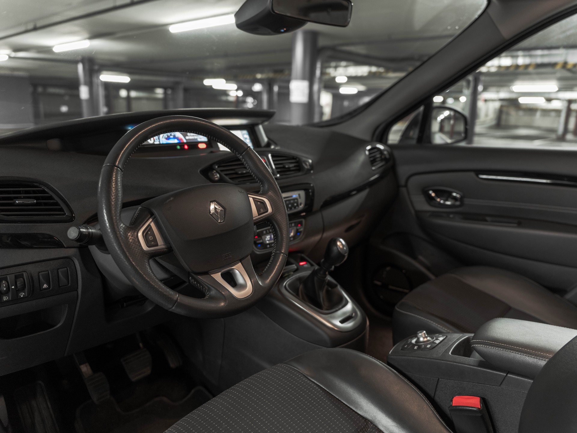 RENAULT Scénic 1.4 16V Turbo Bose-image-25