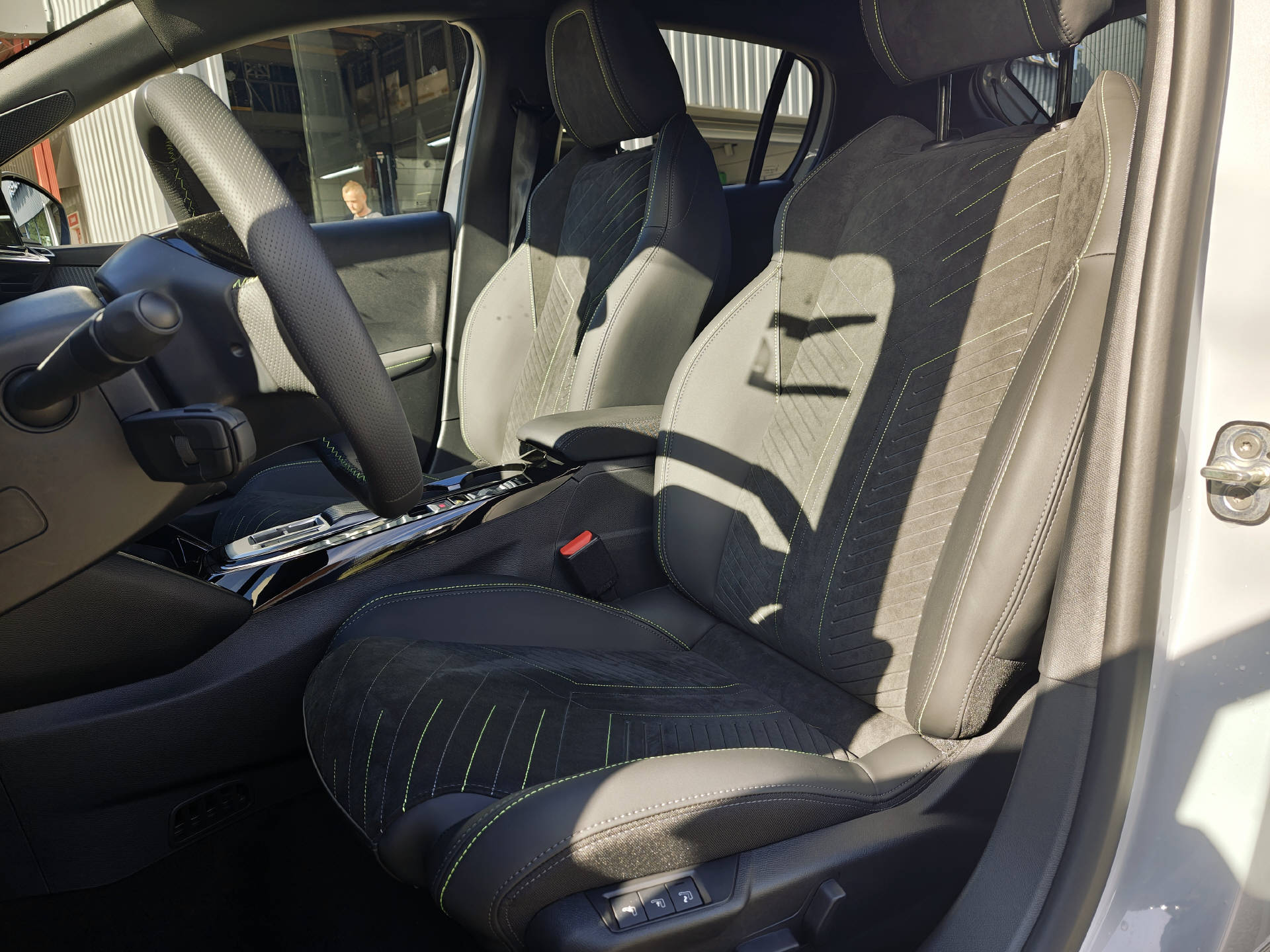 PEUGEOT 208 1.2 Hybrid 145 GT Exclusive-image-9