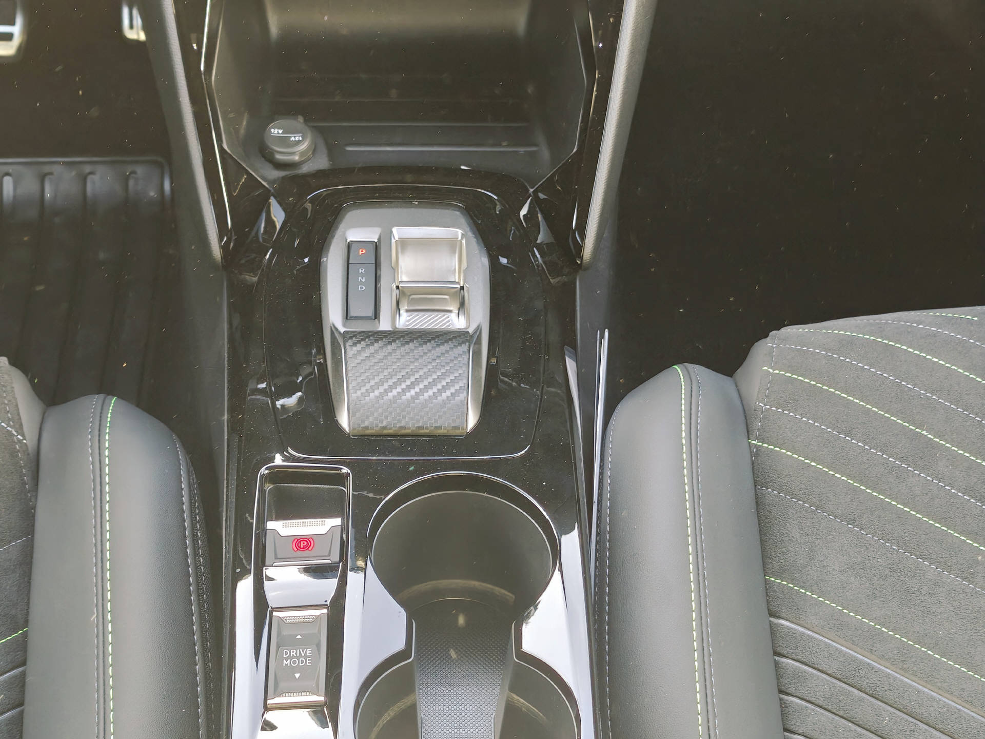 PEUGEOT 208 1.2 Hybrid 145 GT Exclusive-image-14