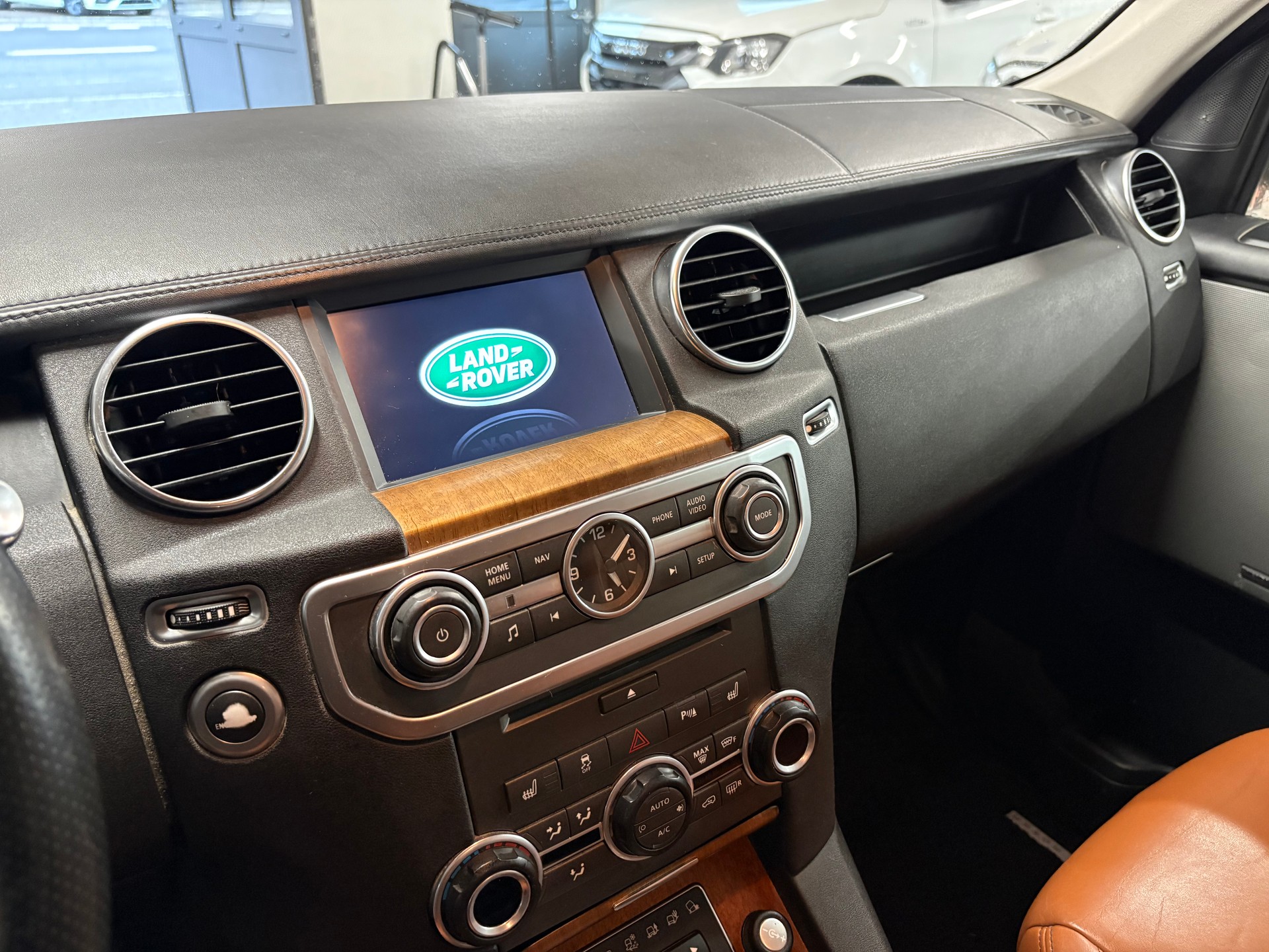 LAND ROVER Discovery 3.0 SDV6 Landmark Automatic-image-14