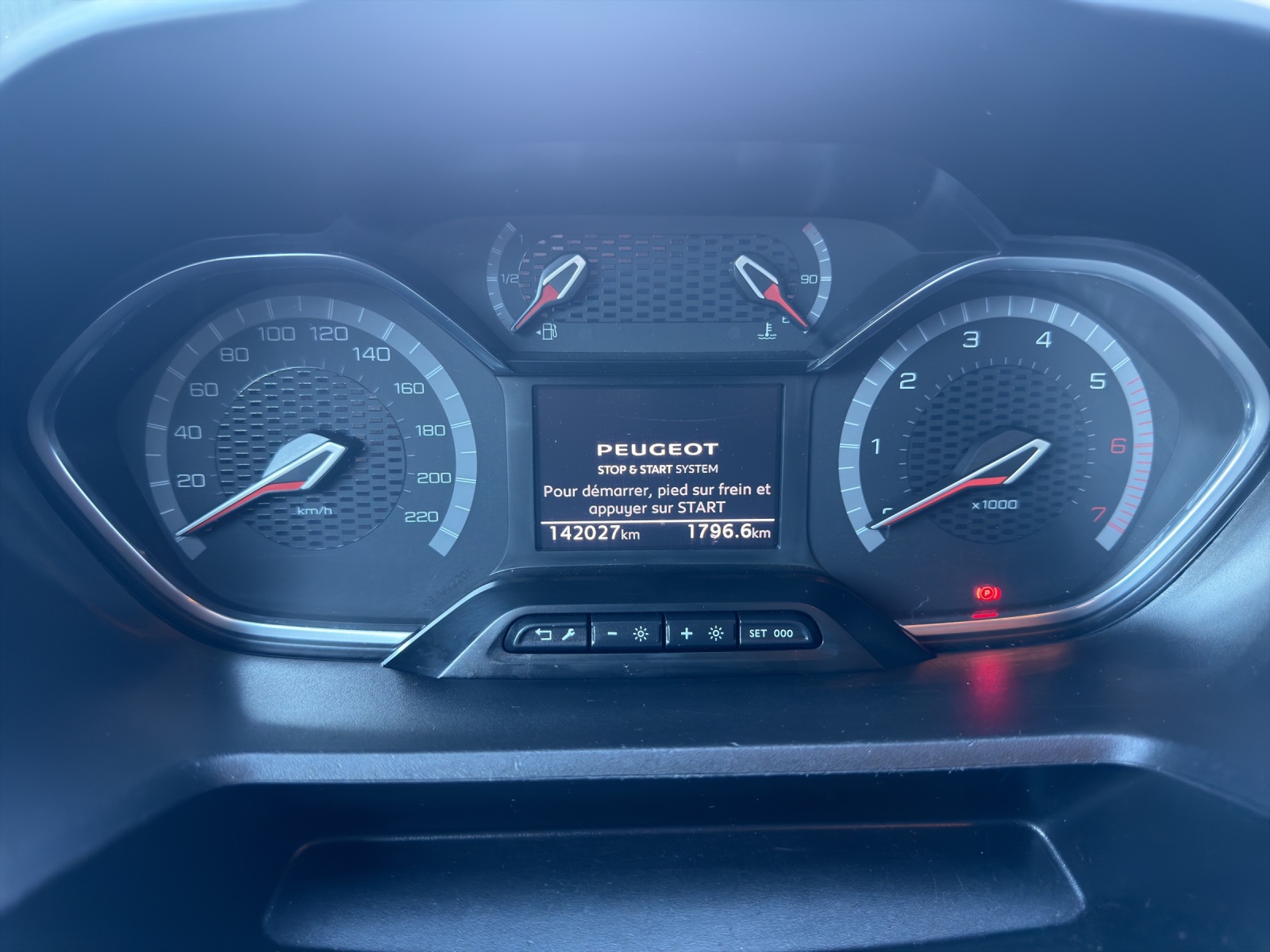 PEUGEOT Rifter 1.2 PureTech Allure EAT8-image-21