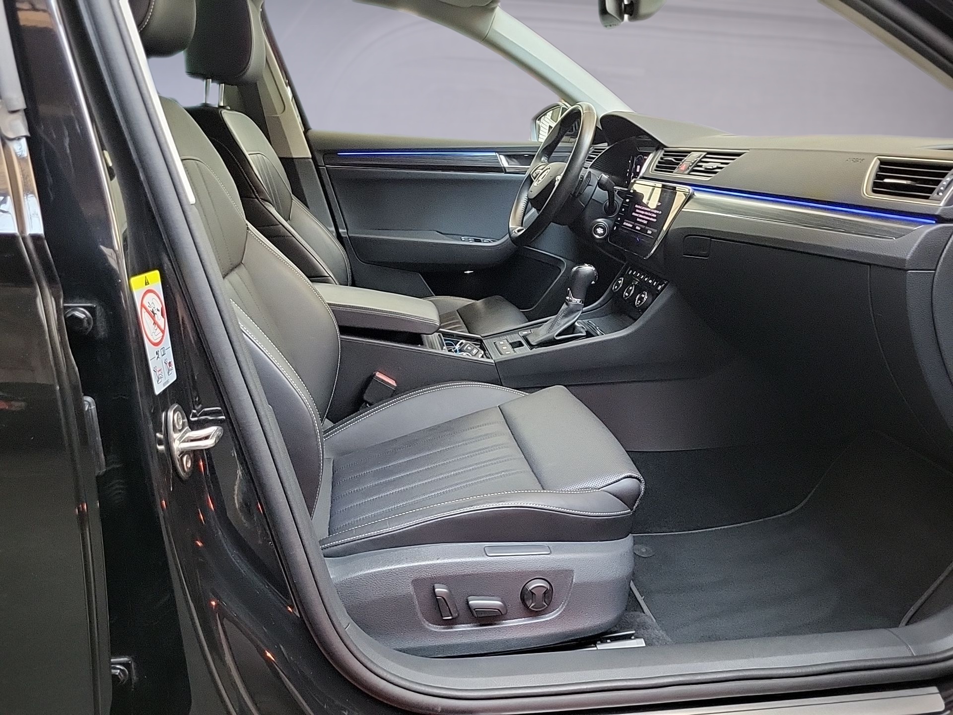 SKODA Superb Combi 2.0 TDi Style DSG-image-13