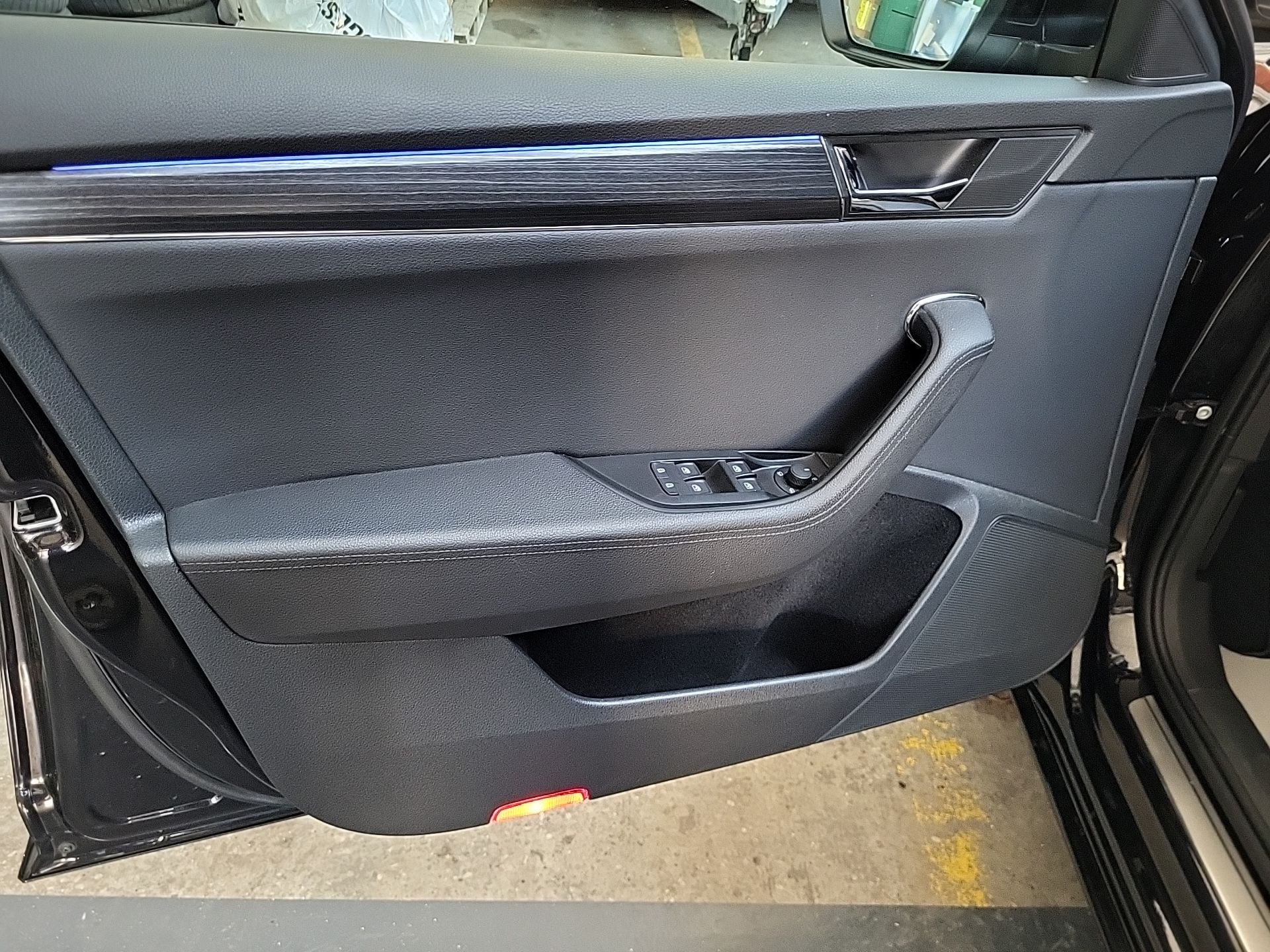 SKODA Superb Combi 2.0 TDi Style DSG-image-12