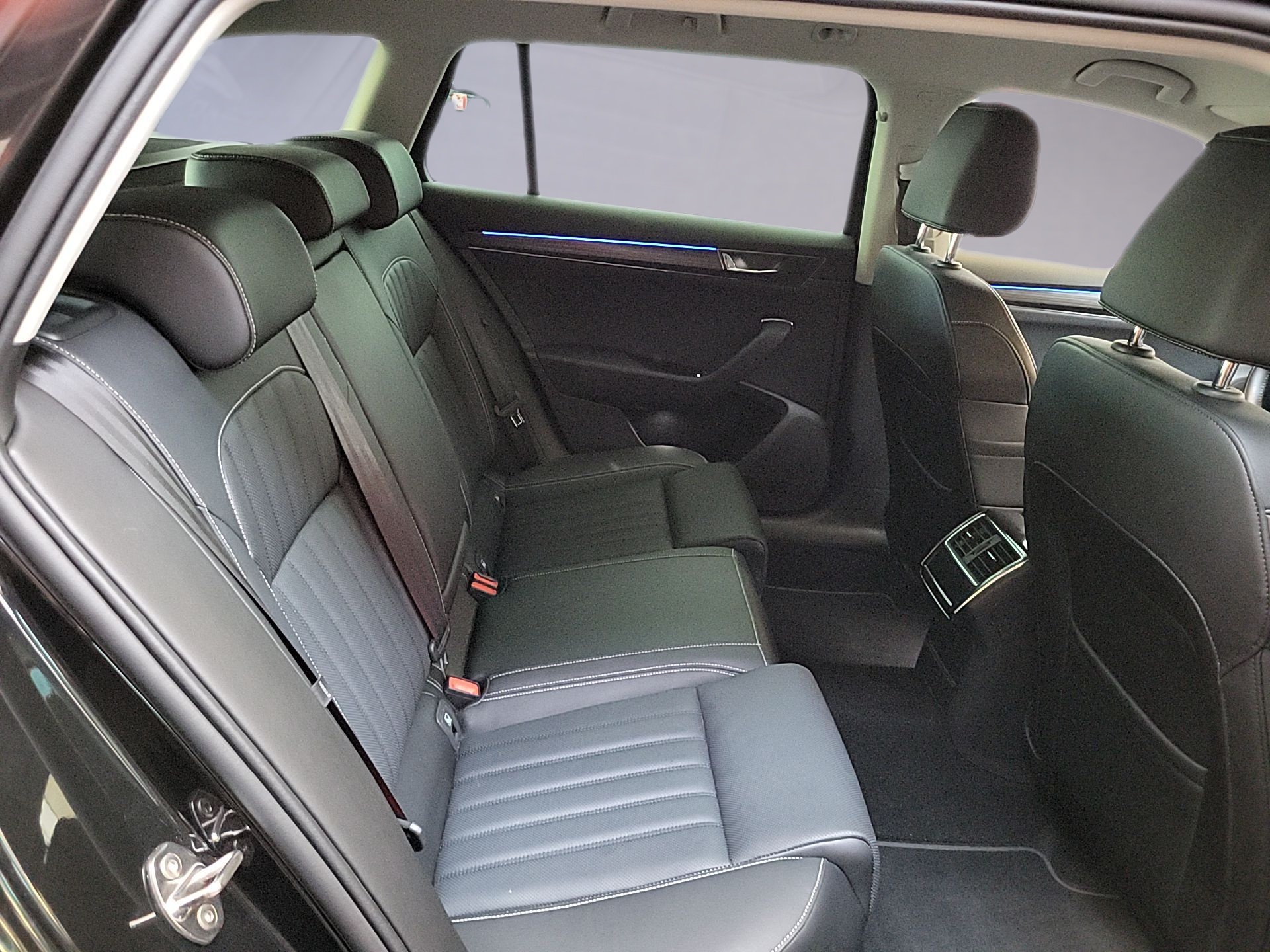 SKODA Superb Combi 2.0 TDi Style DSG-image-11
