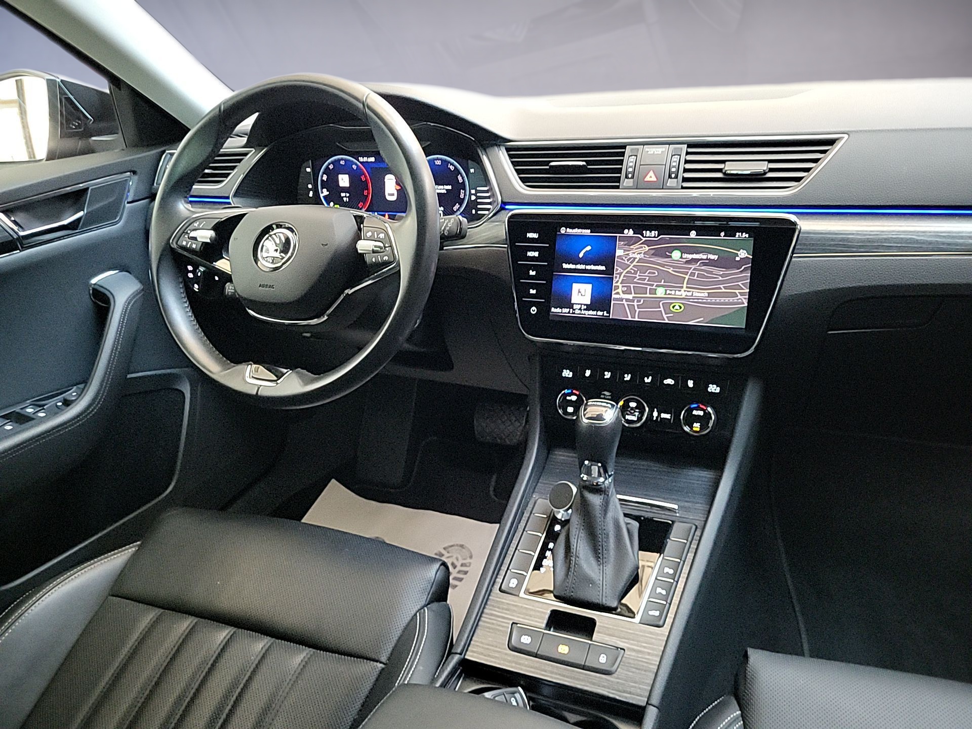SKODA Superb Combi 2.0 TDi Style DSG-image-10
