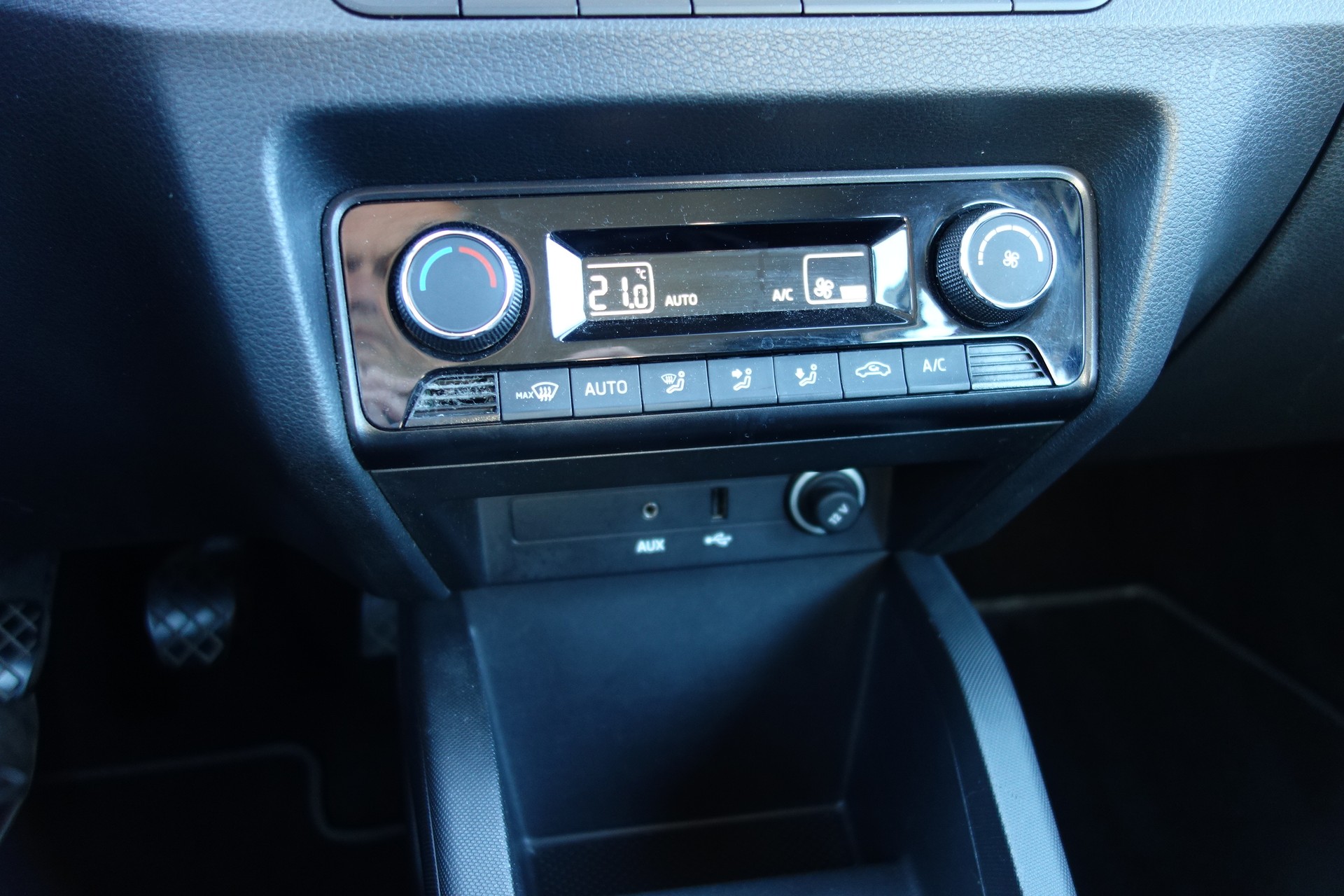 SKODA Fabia 1.0 TSI Ambition-image-8
