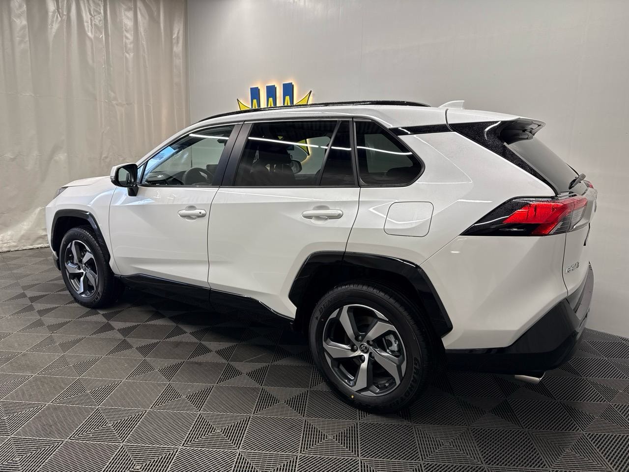 TOYOTA RAV-4 2.5 PHEV Advance e-CVT 4WD 300HP-showroom-element-1