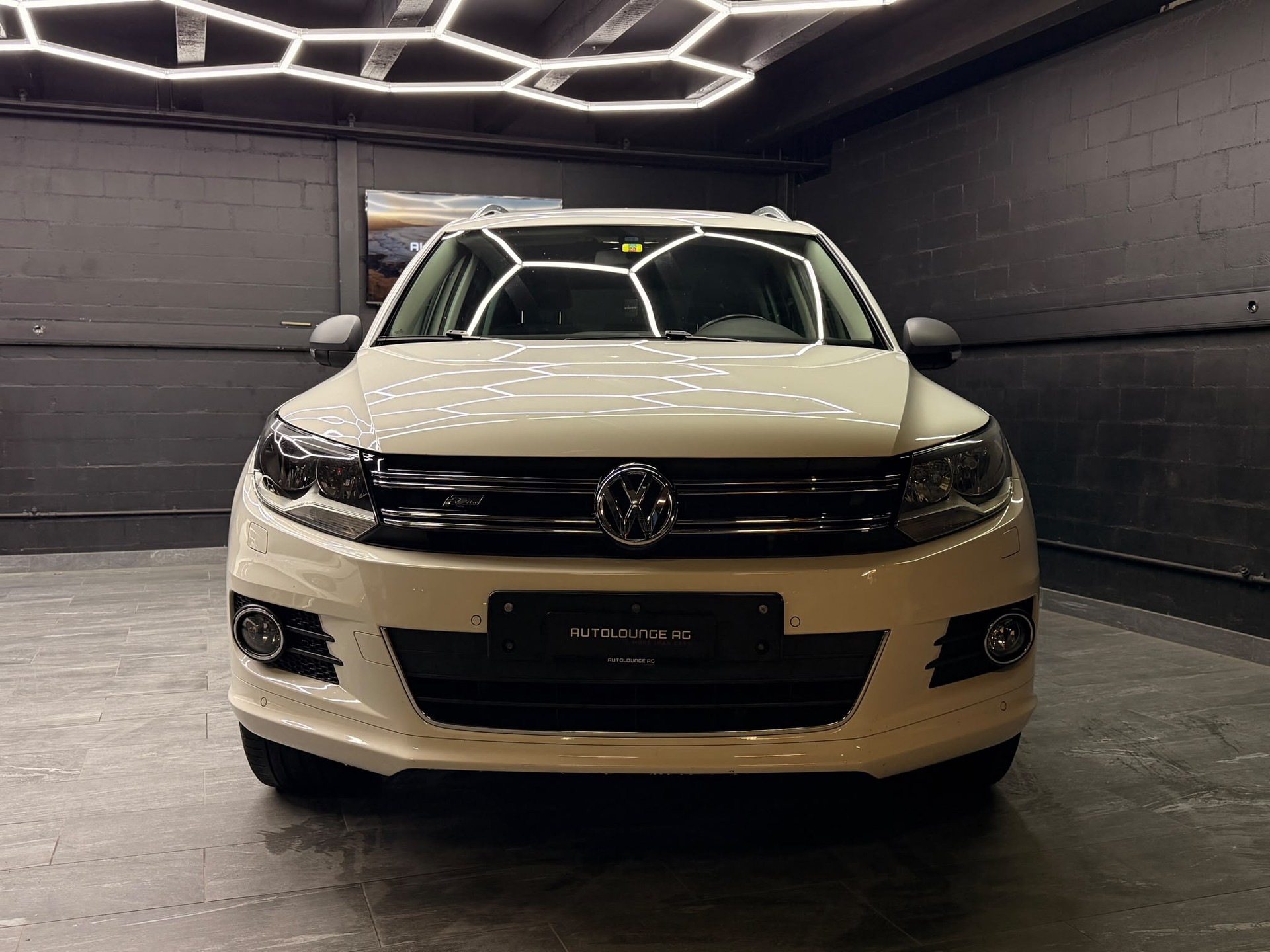 VW Tiguan 1.4 TSI BlueMotion R-Line 4x2-image-3