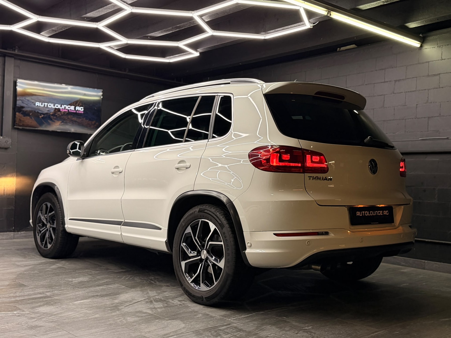 VW Tiguan 1.4 TSI BlueMotion R-Line 4x2-image-7