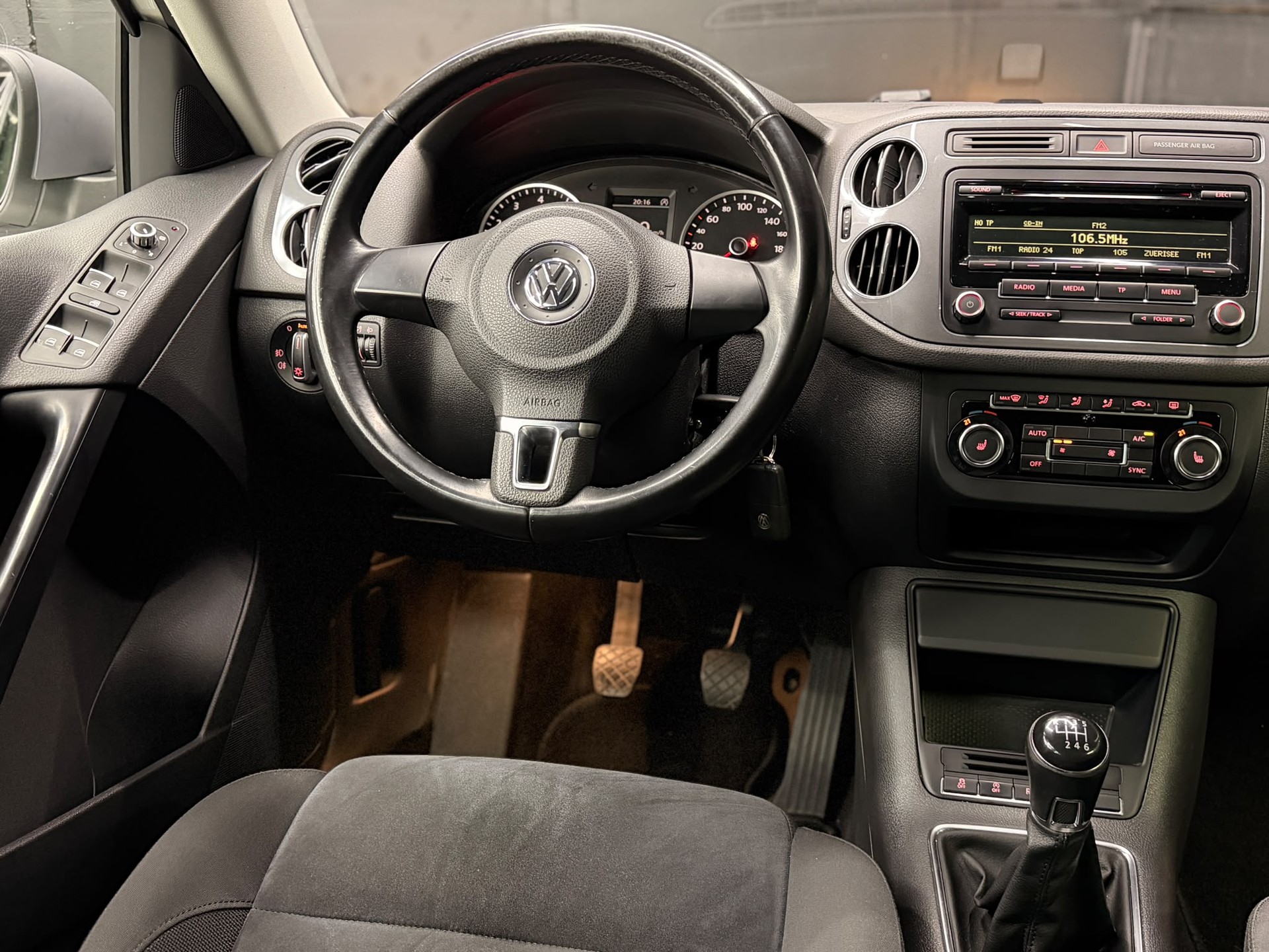 VW Tiguan 1.4 TSI BlueMotion R-Line 4x2-image-8