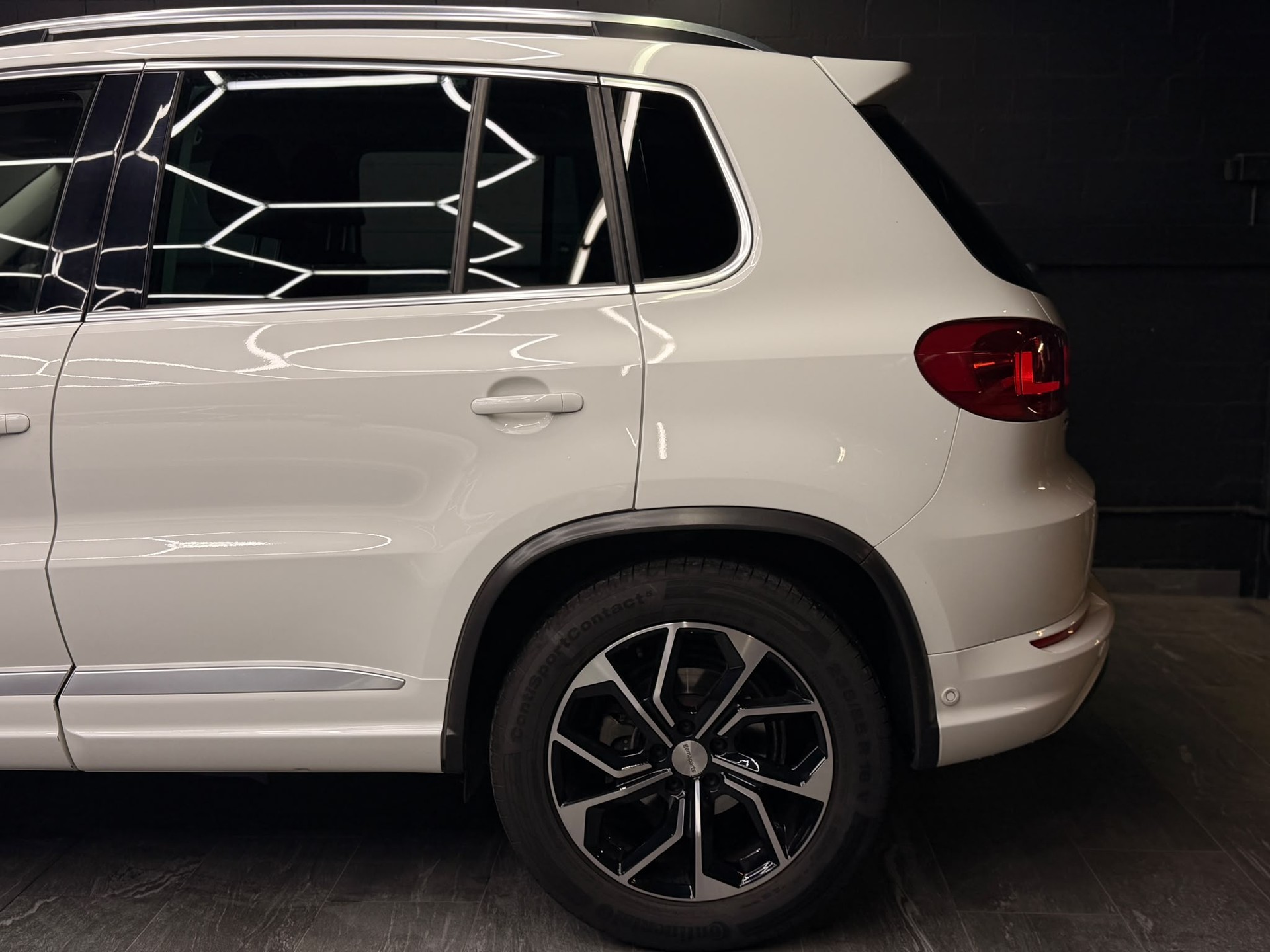 VW Tiguan 1.4 TSI BlueMotion R-Line 4x2-image-6