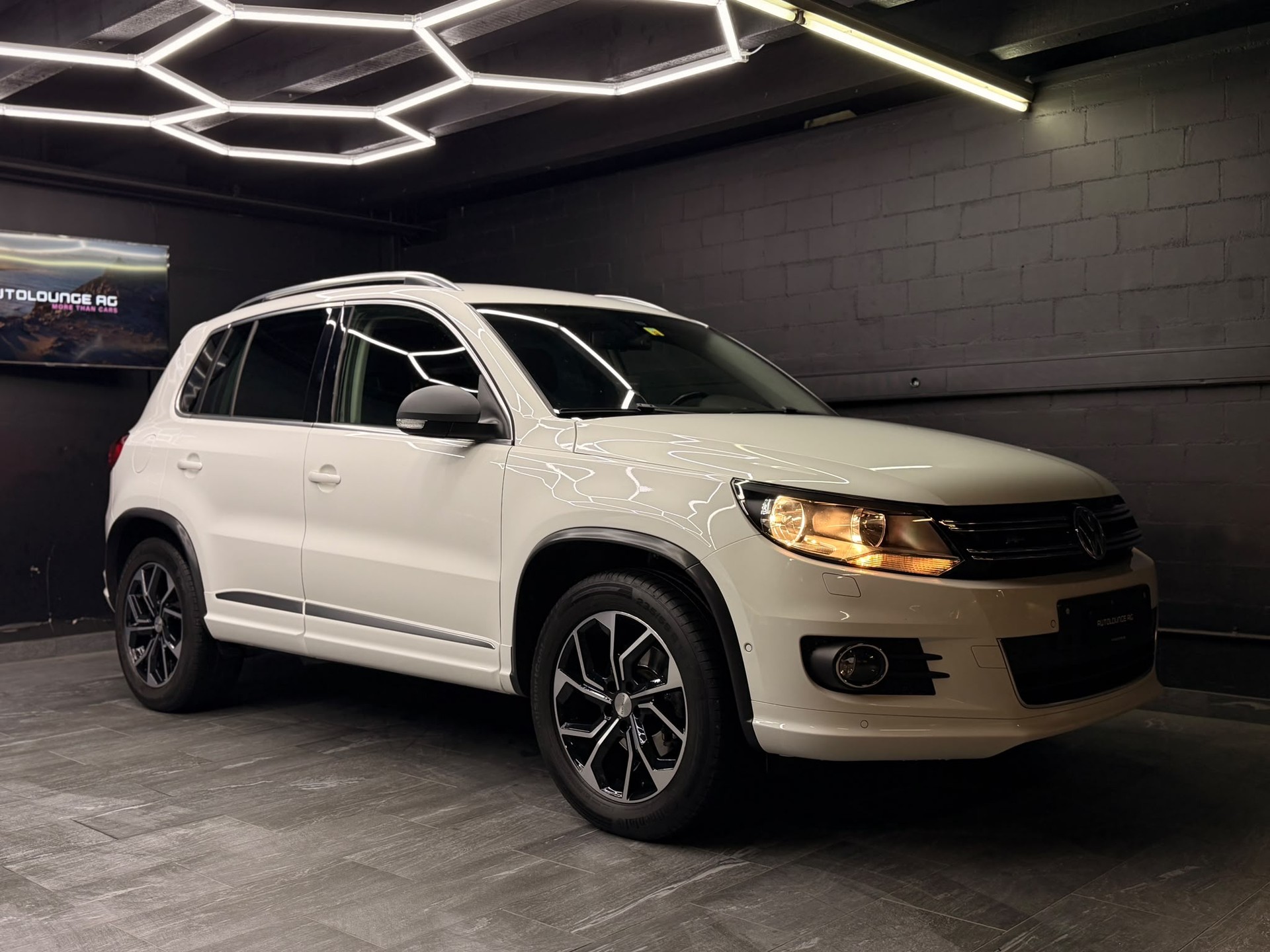 VW Tiguan 1.4 TSI BlueMotion R-Line 4x2-image-2