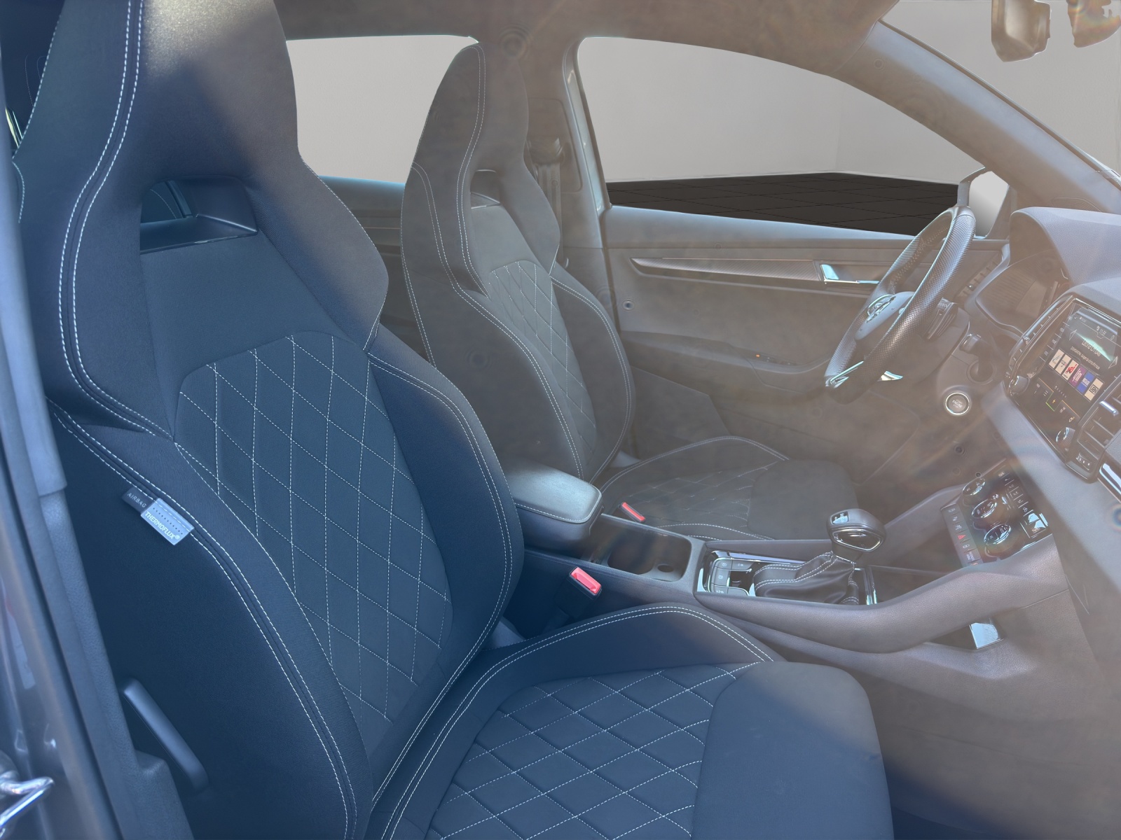 SKODA Karoq 2.0 TSI SportLine 4x4 DSG-image-17