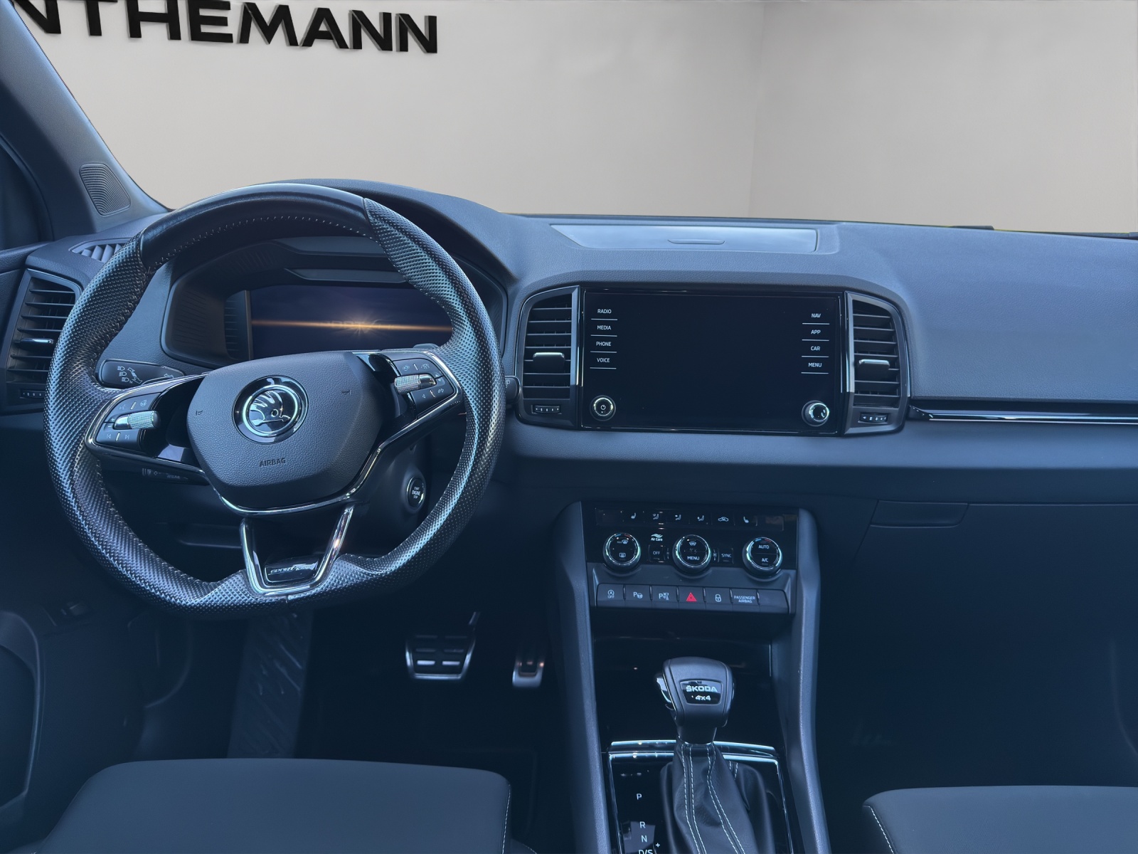 SKODA Karoq 2.0 TSI SportLine 4x4 DSG-image-9