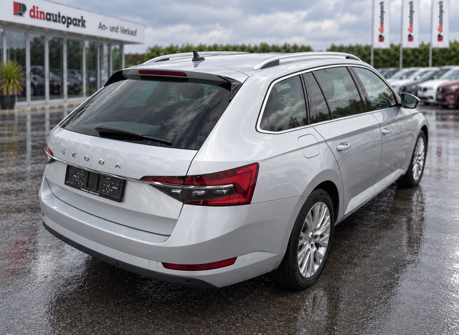 SKODA Superb Combi 2.0 TDi Style DSG * CH-Fahrzeug * Anhängerkupplung *-image-1