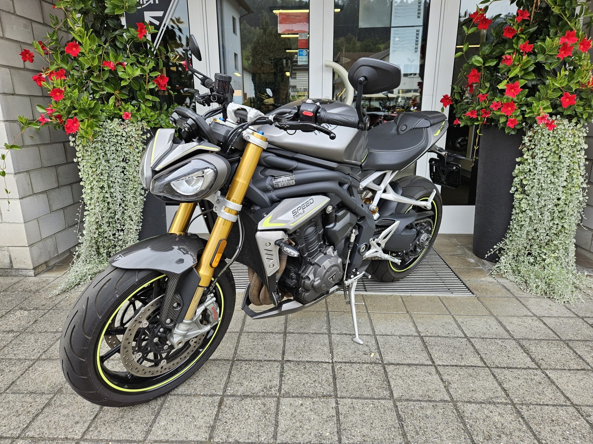 TRIUMPH Speed Triple 1200 RS-showroom-element-3