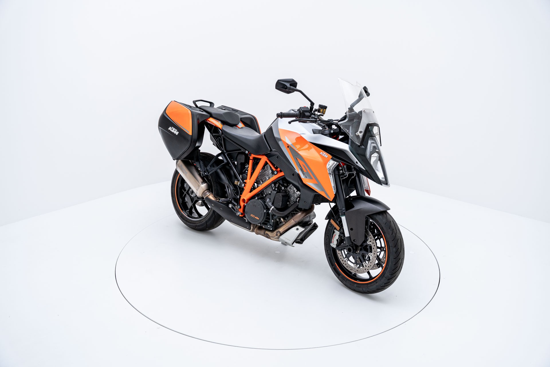 KTM 1290 Super Duke GT-showroom-element-1