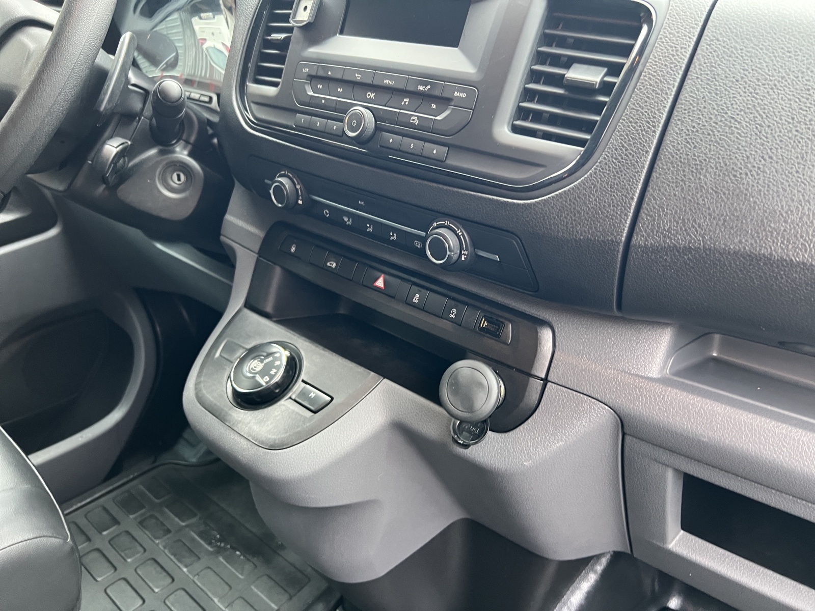CITROEN Jumpy 2.0 BlueHDi 180 XL Komfort EAT8-image-22