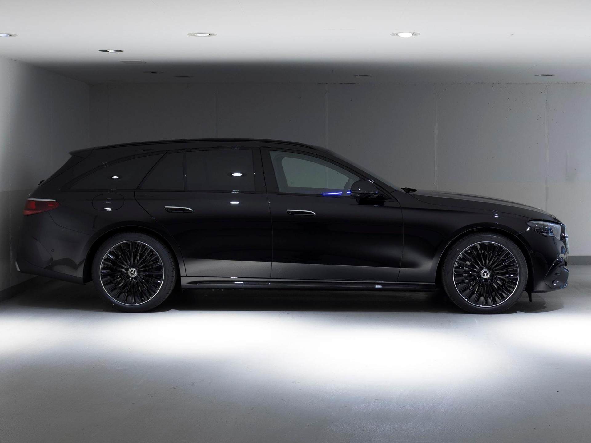MERCEDES-BENZ E 450 d 4MATIC T-Modell-image-1