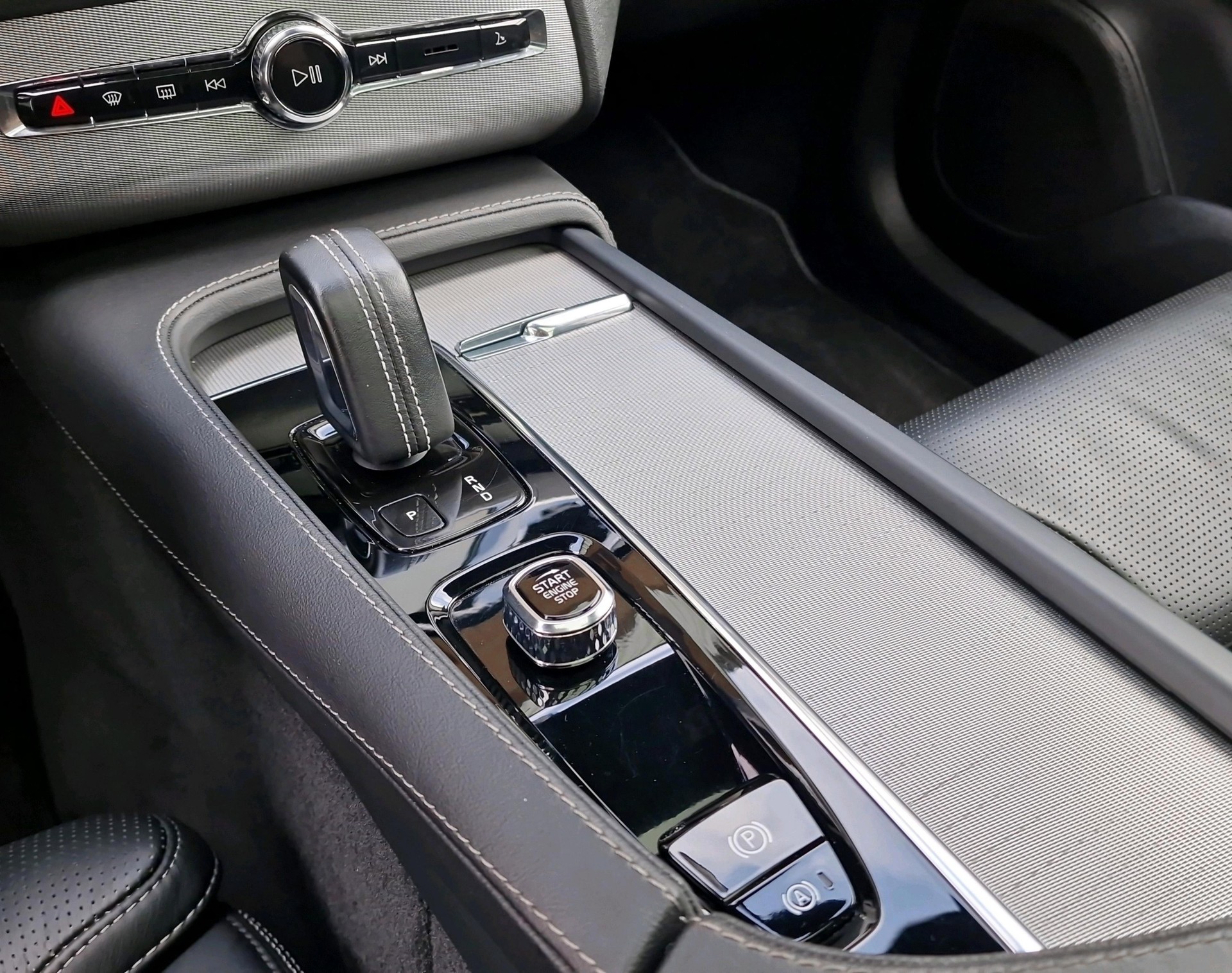 VOLVO XC90 T8 eAWD R-Design-image-21
