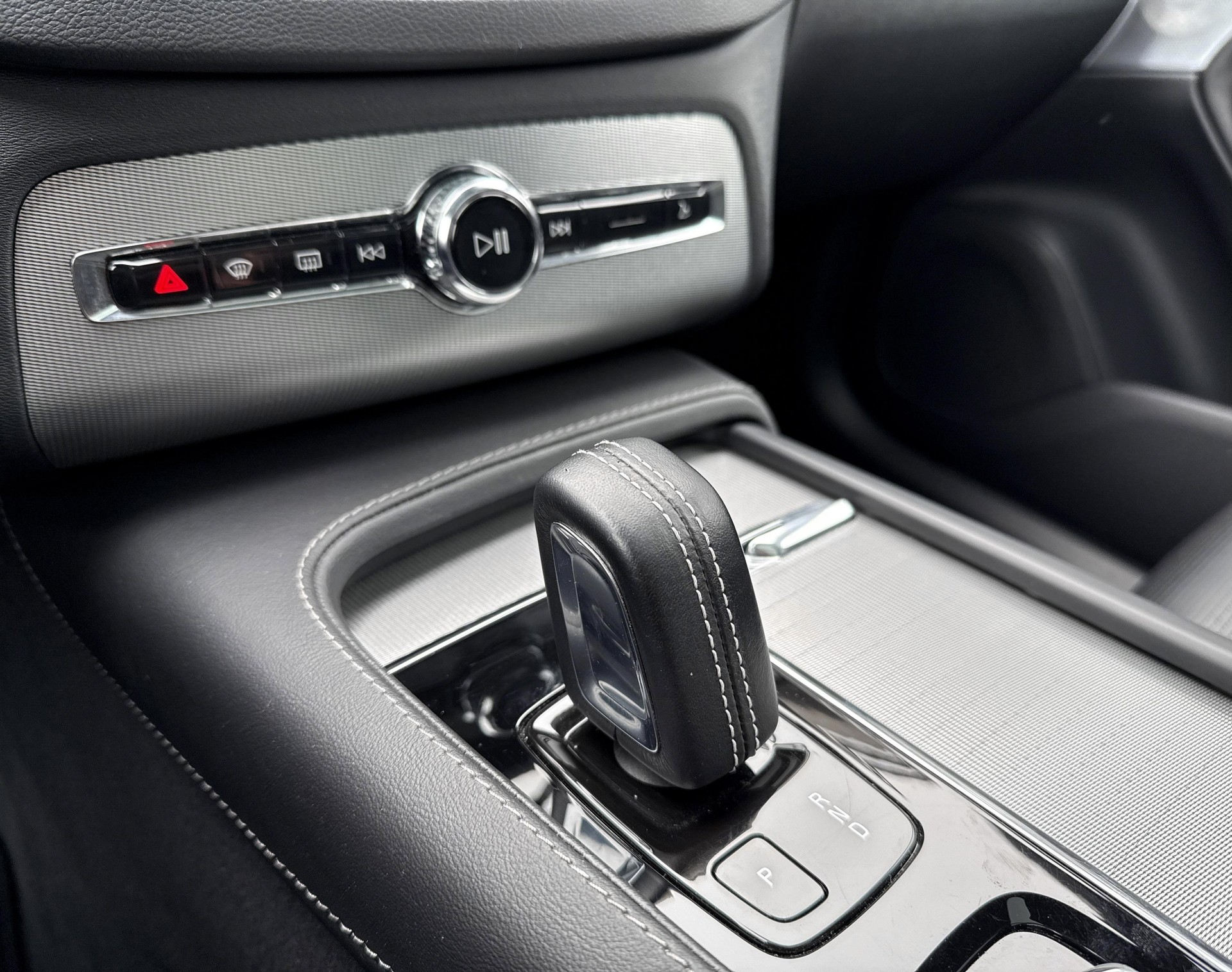 VOLVO XC90 T8 eAWD R-Design-image-17