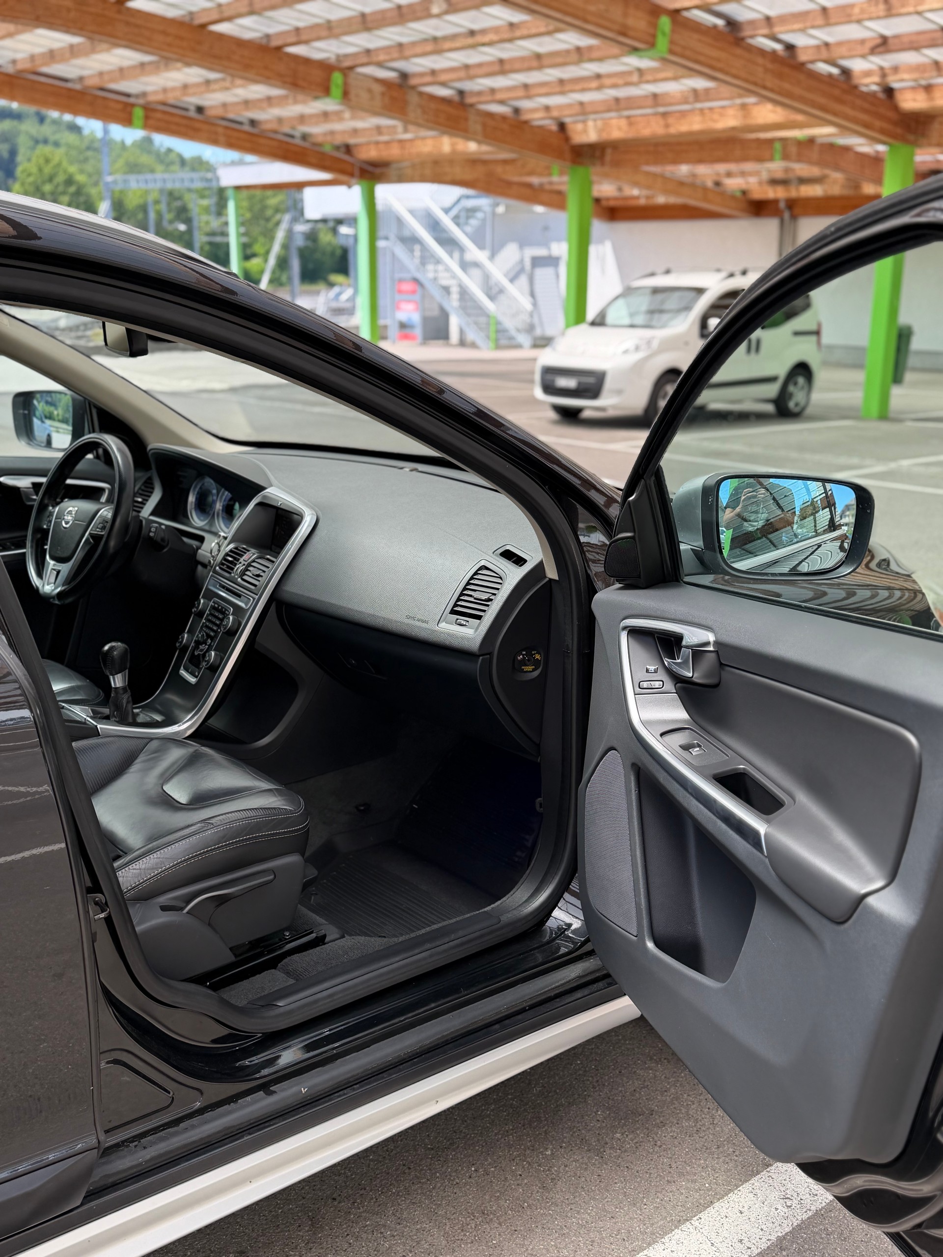 VOLVO XC60 D5 AWD R-Design-image-10