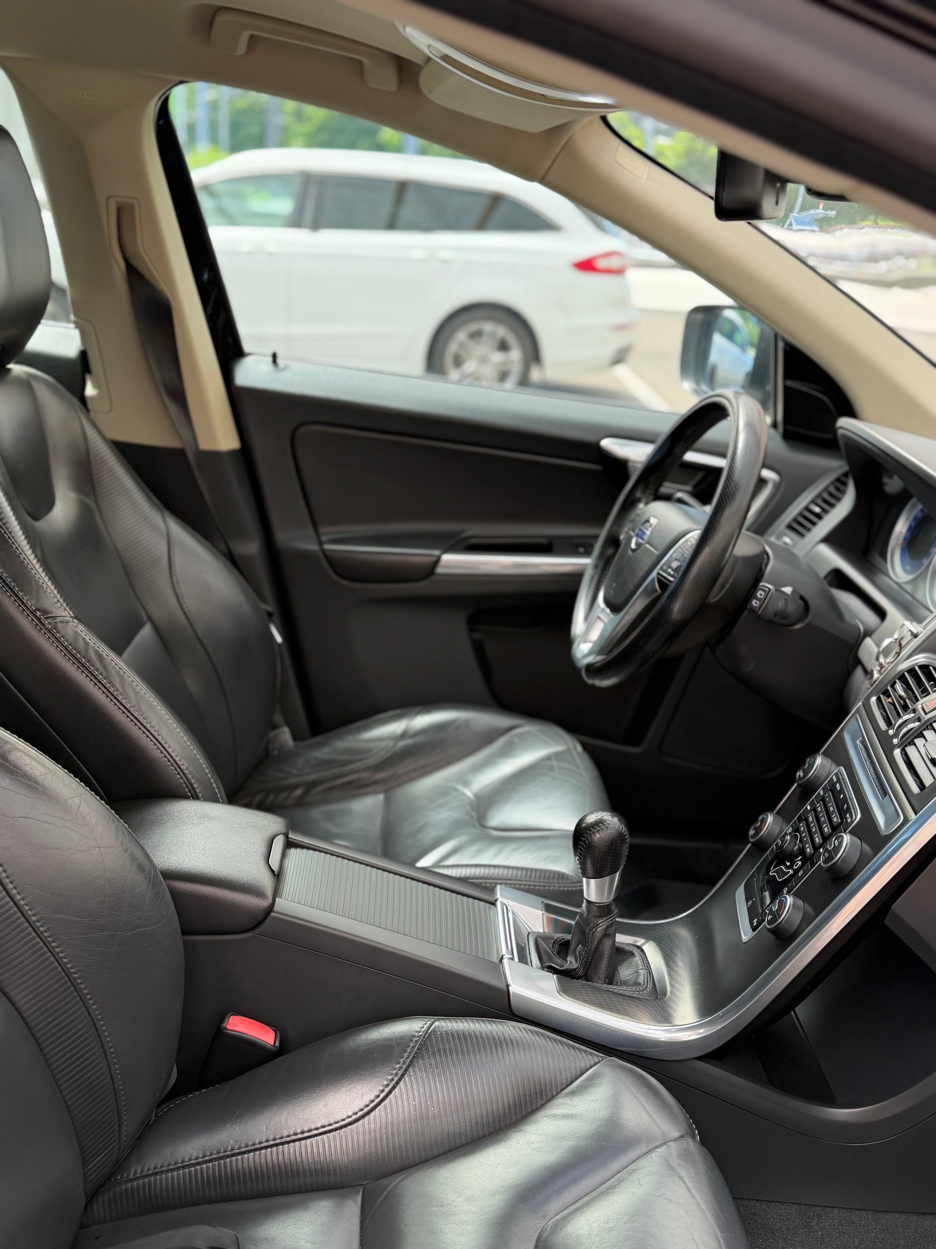 VOLVO XC60 D5 AWD R-Design-image-9