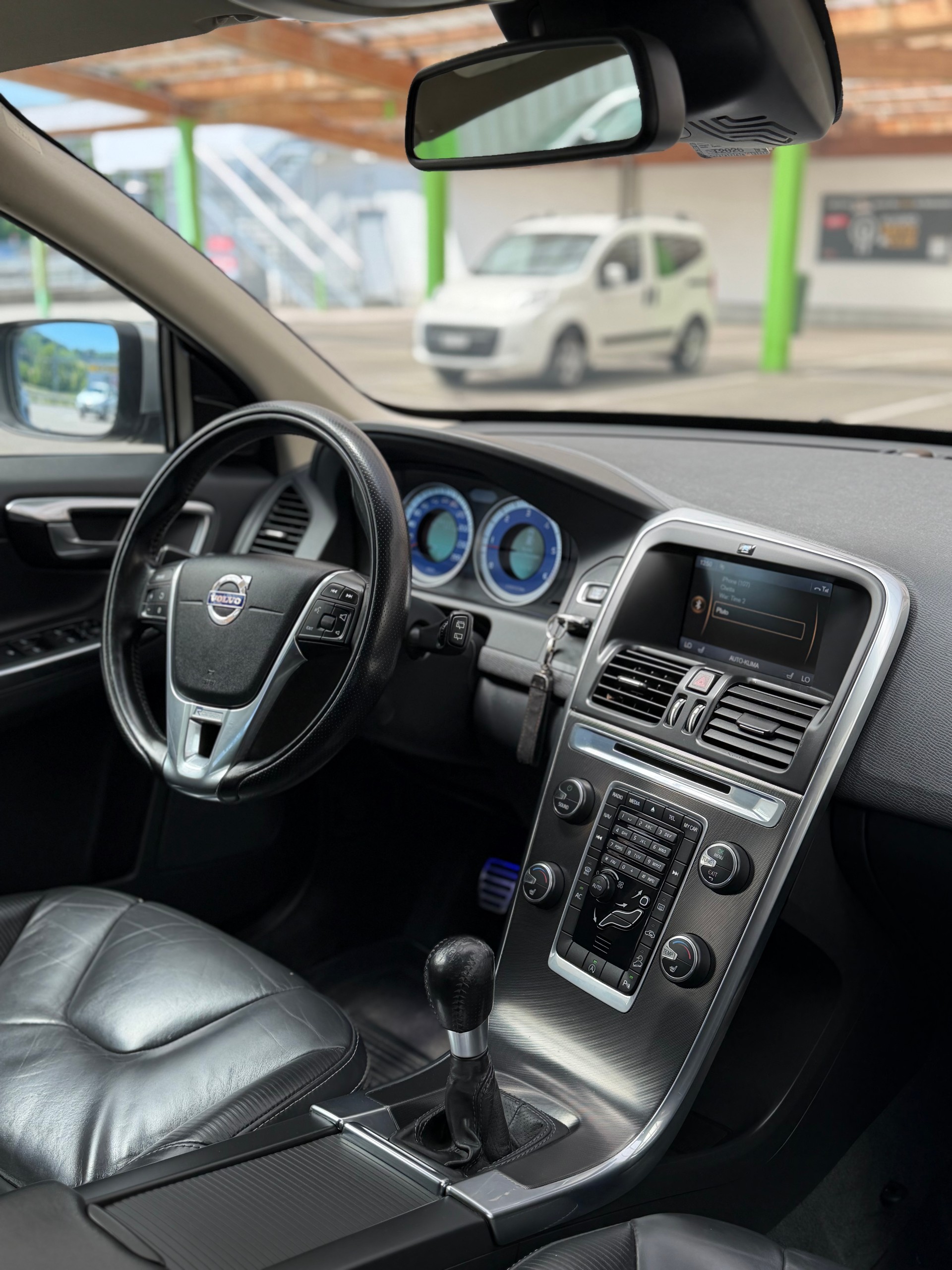 VOLVO XC60 D5 AWD R-Design-image-11